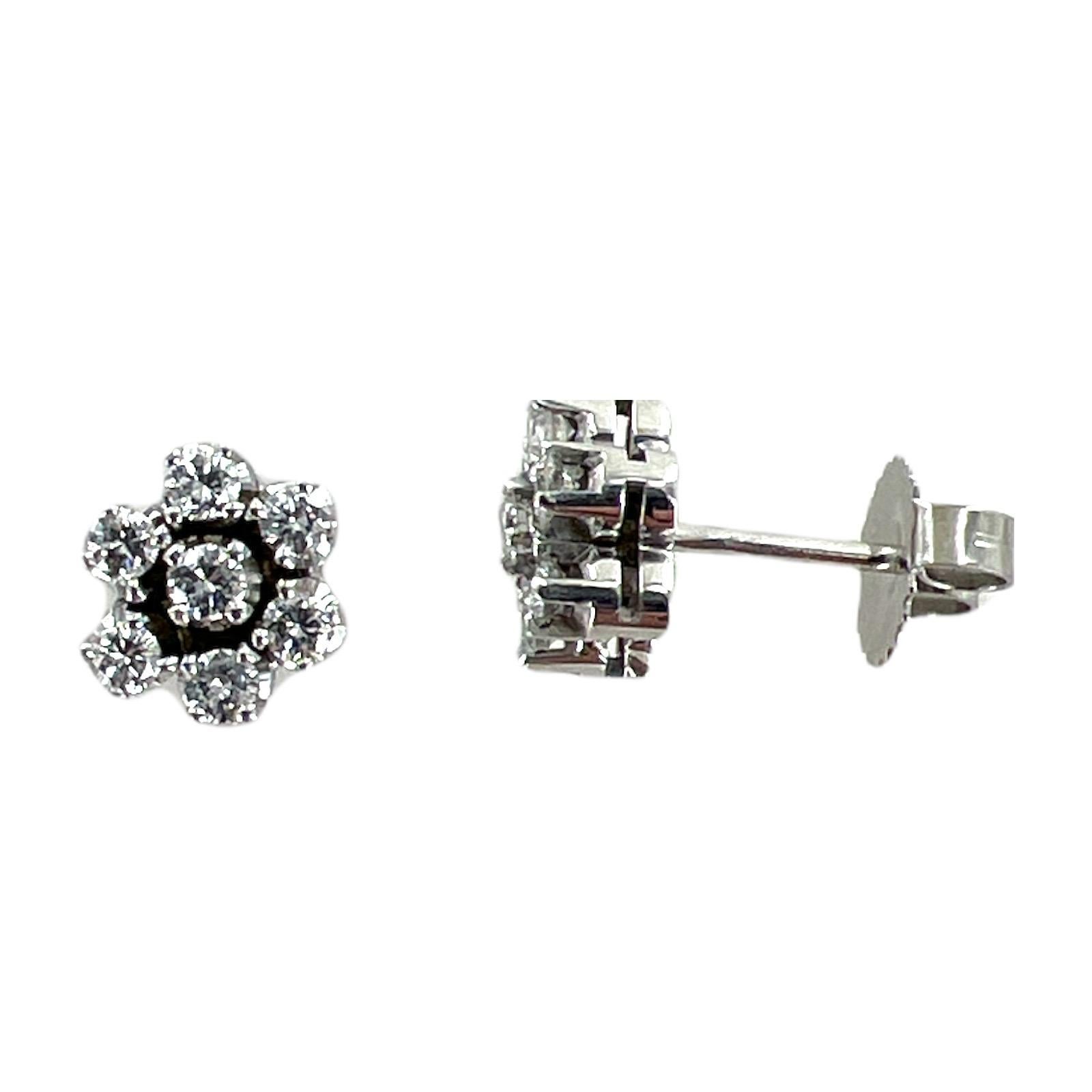 Moderne Clous d'oreilles modernes à fleurs en or blanc 18 carats et diamants en vente