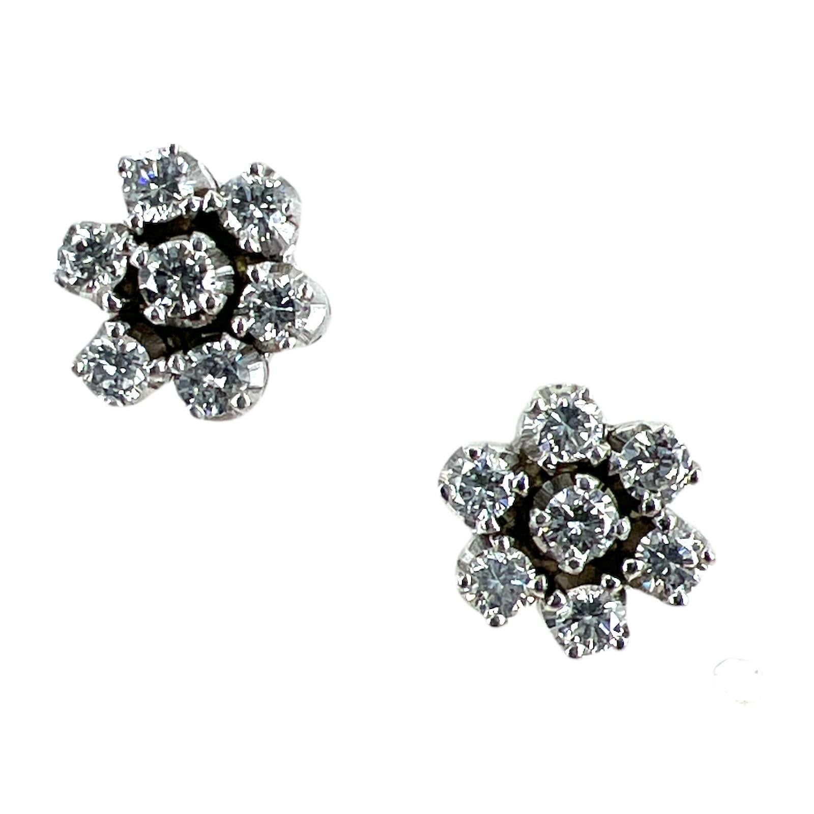 Taille ronde Clous d'oreilles modernes à fleurs en or blanc 18 carats et diamants en vente