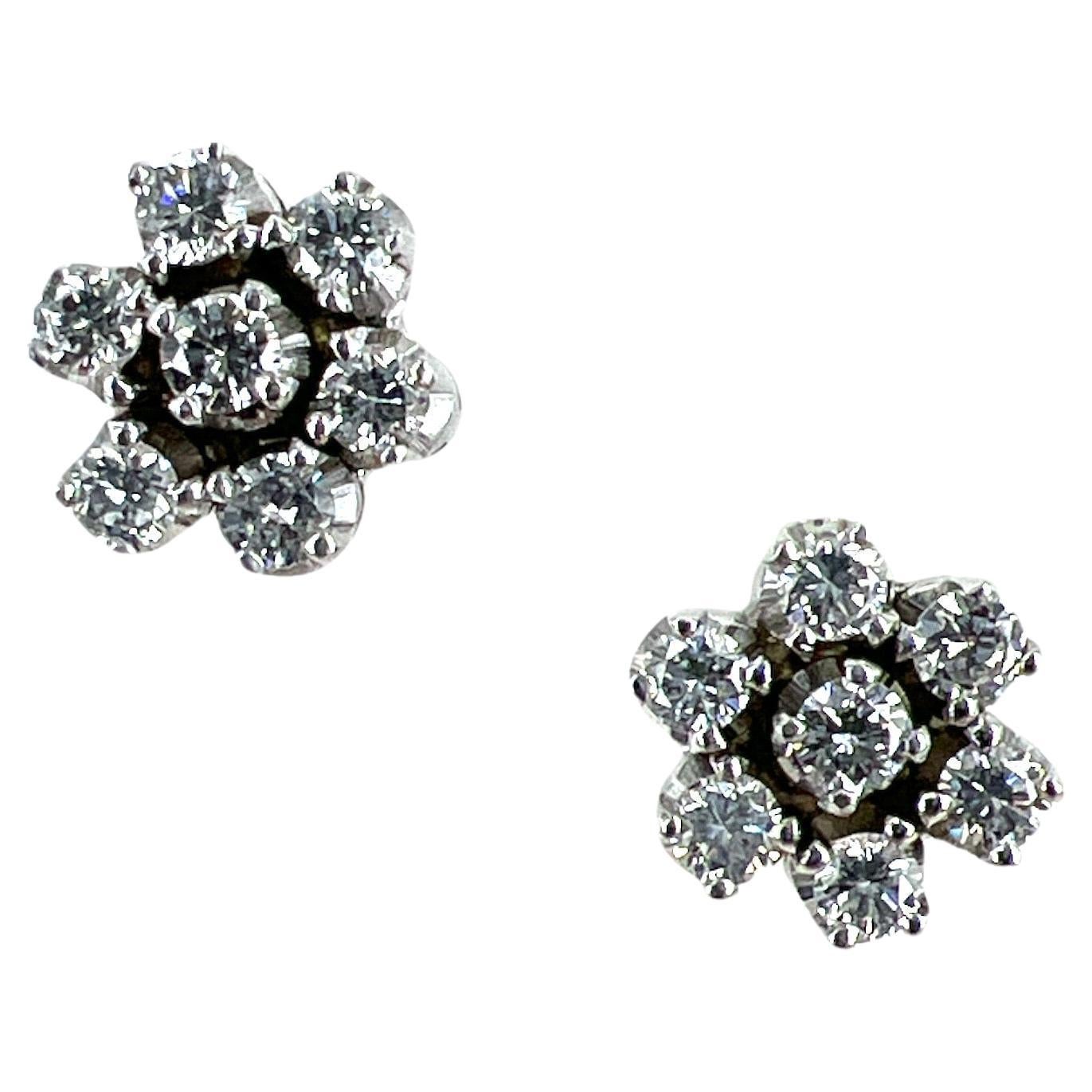 Clous d'oreilles modernes à fleurs en or blanc 18 carats et diamants en vente