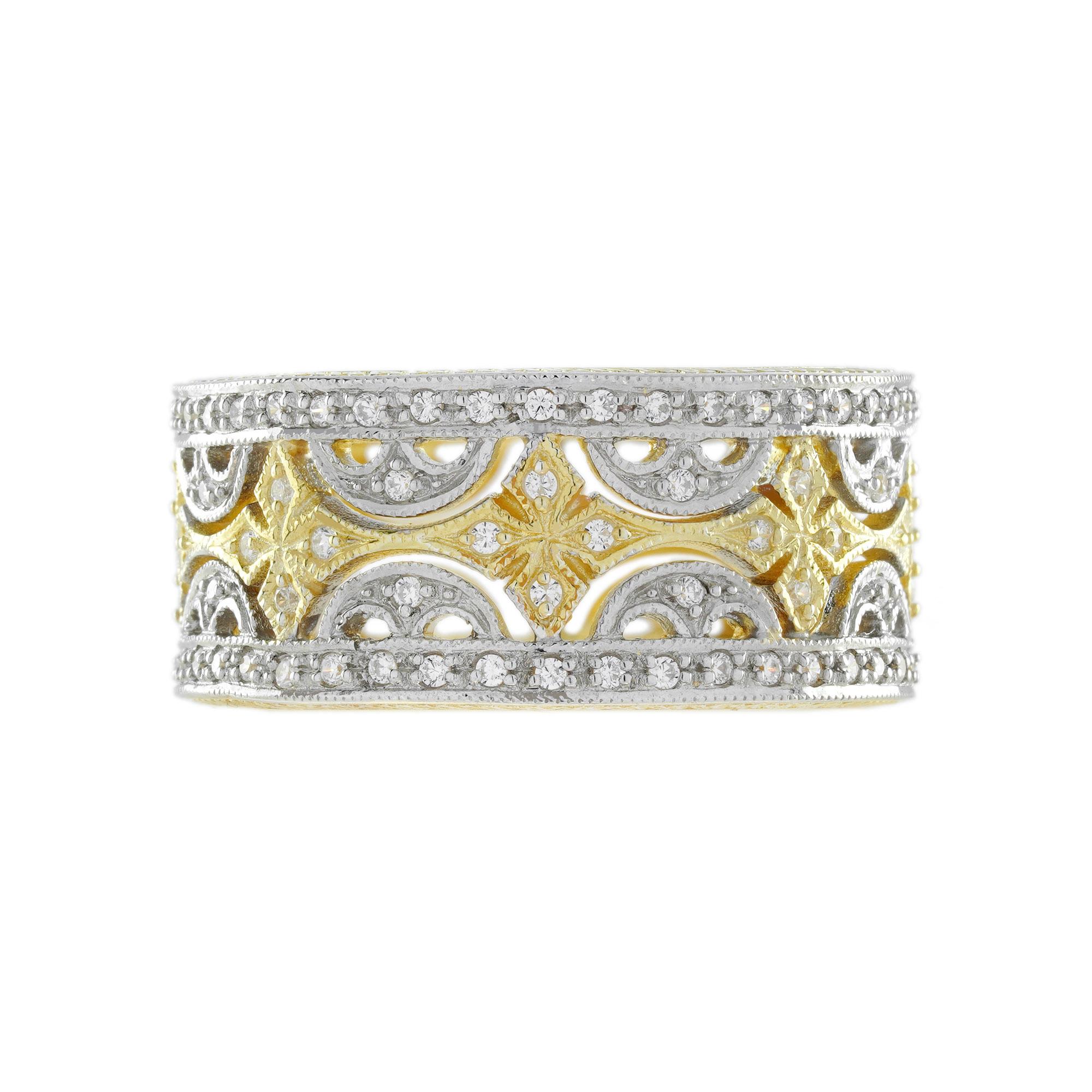 Ein prächtiges, vom Art Deco inspiriertes, breites Ewigkeitsarmband aus zweifarbigem Gold mit runden Diamanten, die ein florales, filigranes Ausschnittdesign bilden. Dieser Ehering im antiken Design ist mit 128 rundgeschliffenen Diamanten besetzt