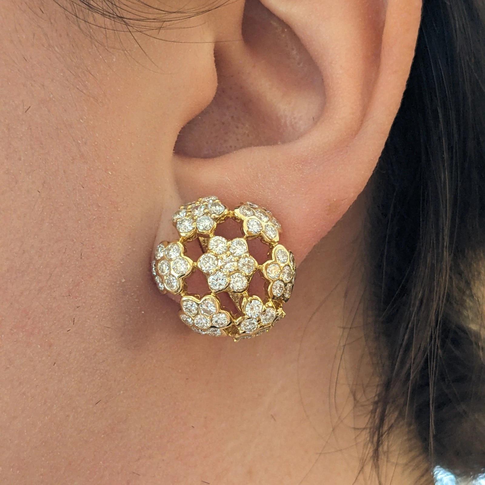 Boucles d'oreilles grappe de diamants 4.65 cttw en or jaune 18k 

Les boucles d'oreilles en diamant présentent 7 grappes de diamants ronds et brillants sertis dans une monture bouton légèrement ovale en or jaune 18 carats. Les boucles d'oreilles