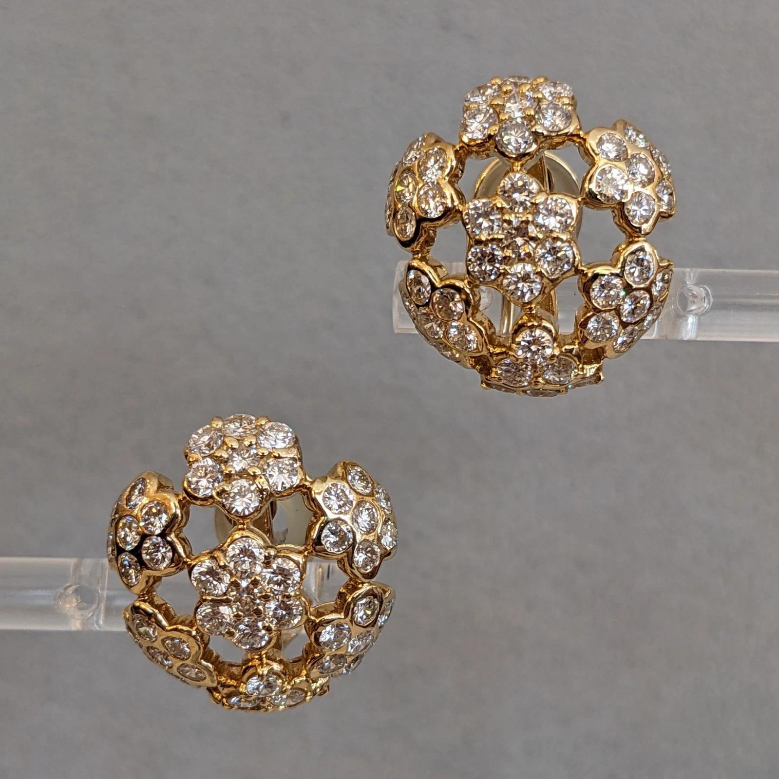 Taille ronde Boucles d'oreilles grappe de diamants 4.65 cttw en or jaune 18k en vente