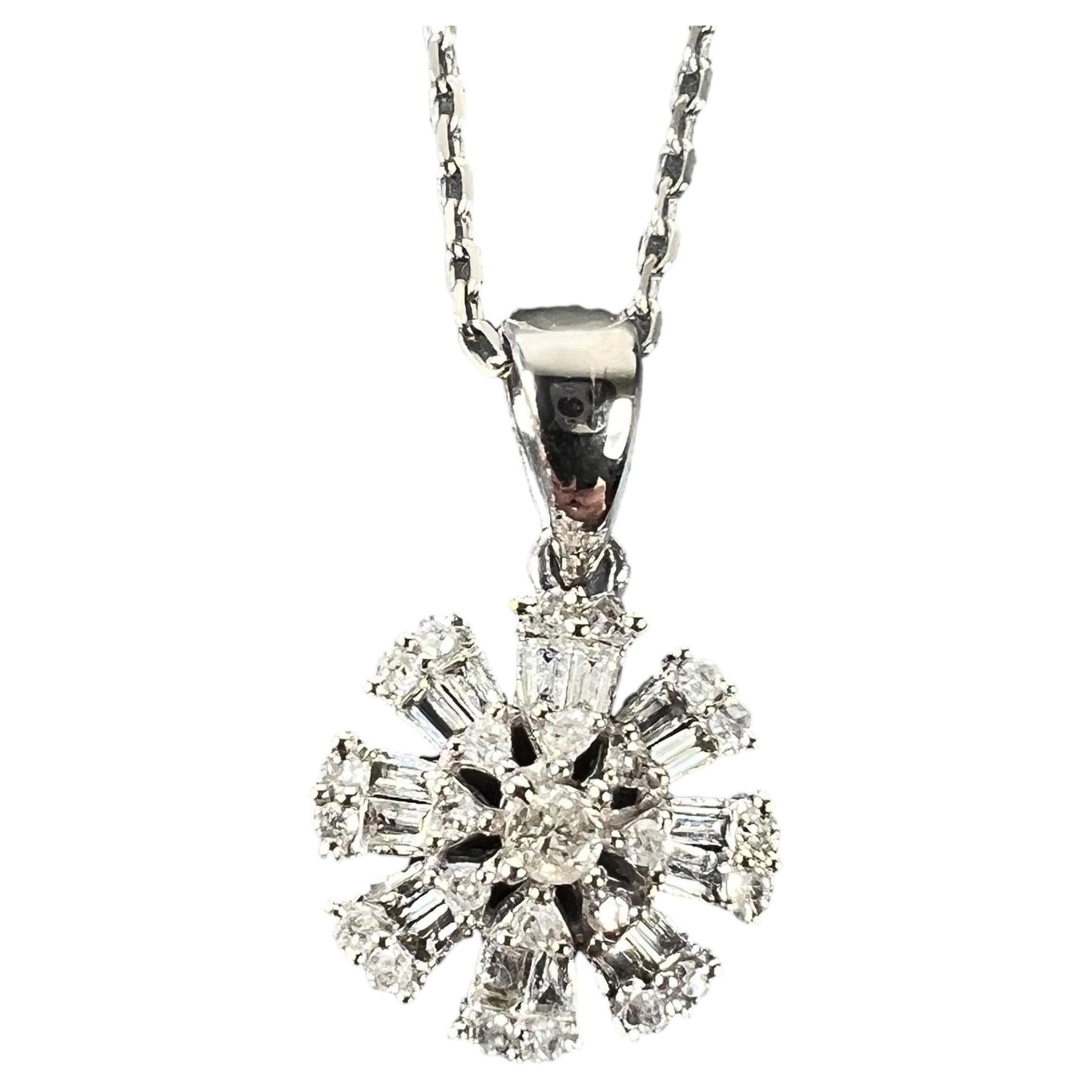 Collier à breloques en or blanc 18K avec fleur en diamant