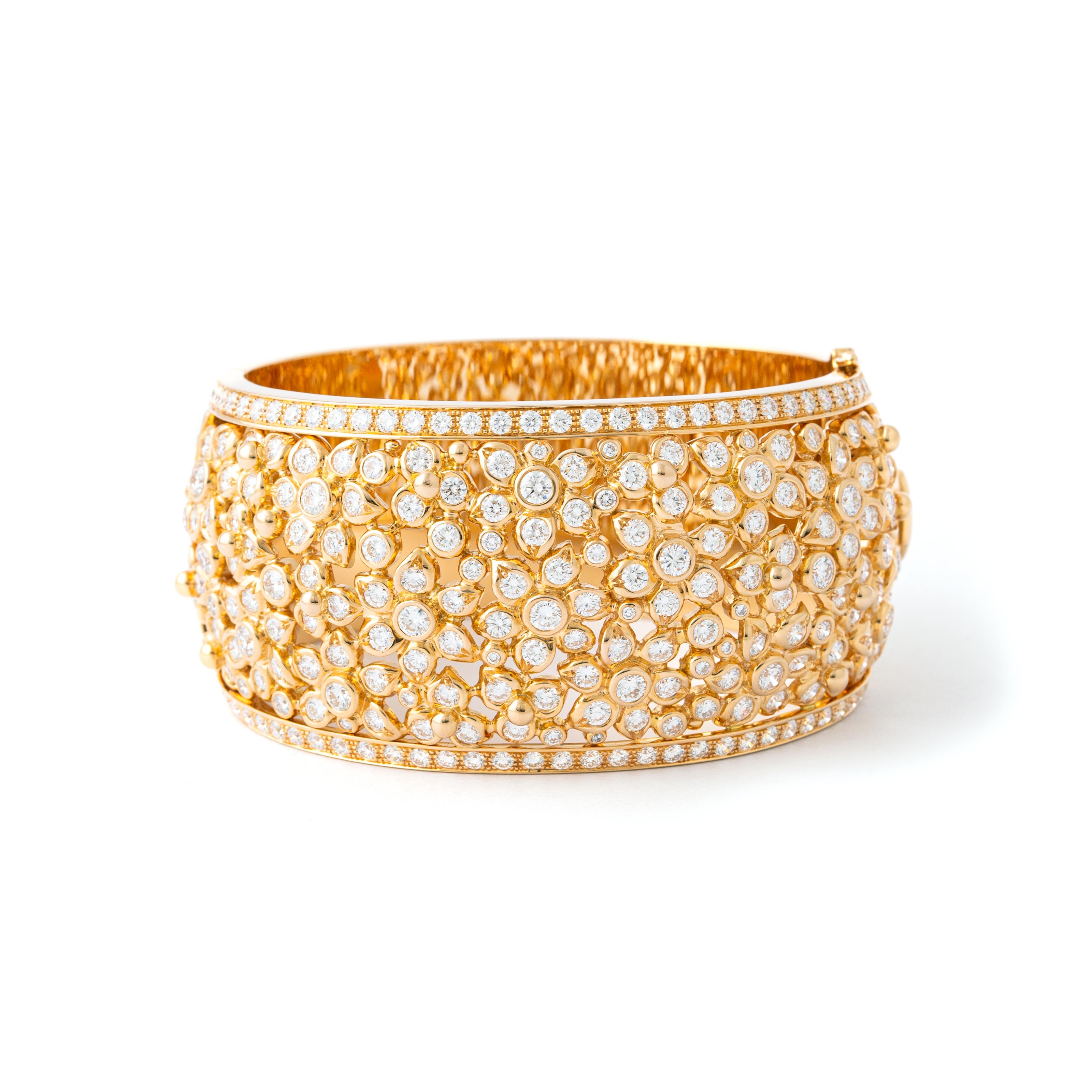 Flowers Bangle in 18kt pink gold set with 260 diamonds 13.41 cts.

Inner circumference: Approximately 16.01 centimeters (6.30 inches).

Total weight: 127.18 grams.

Width: 3.5 centimeters (0.51 inches)