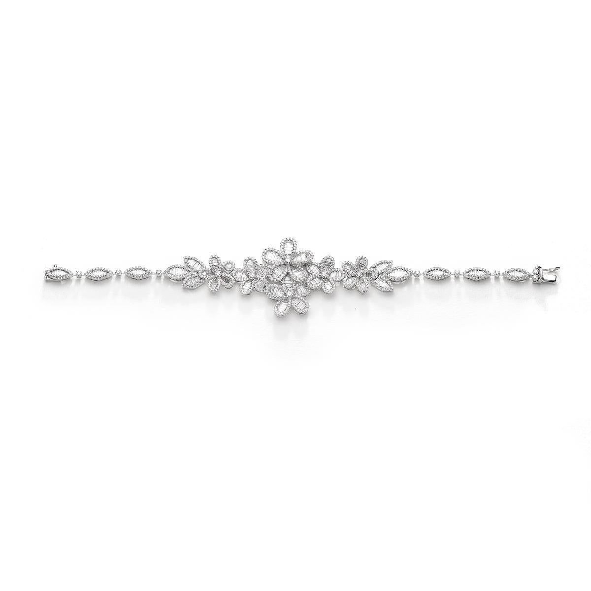 Ti presentiamo il nostro radioso bracciale in oro bianco 18kt, progettato per affascinare con la sua squisita bellezza. Con 278 diamanti taglio baguette brillanti per un peso totale di 3,56 carati e 603 diamanti rotondi brillanti per un peso di 3,44