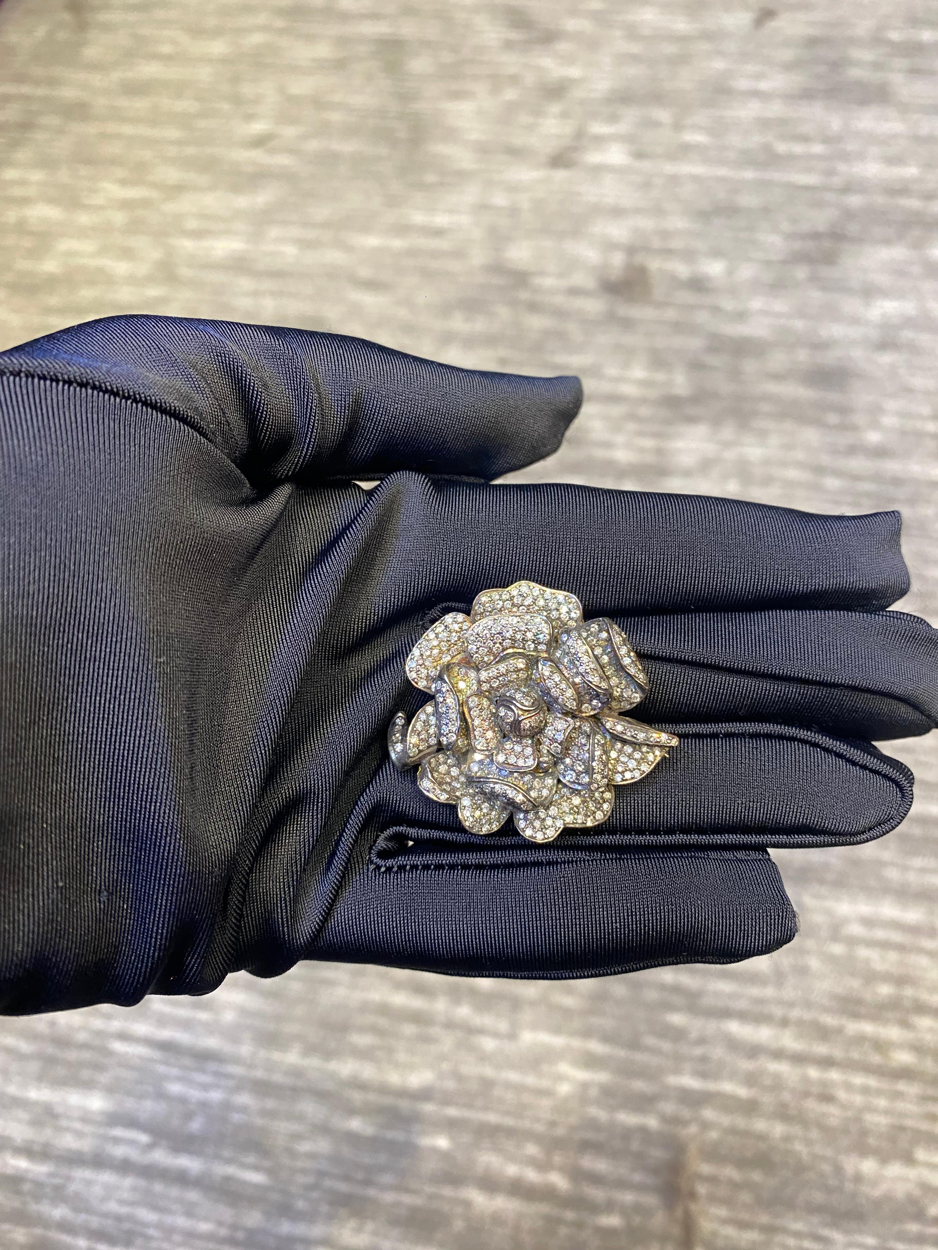 Broche fleur en diamants Excellent état - En vente à New York, NY