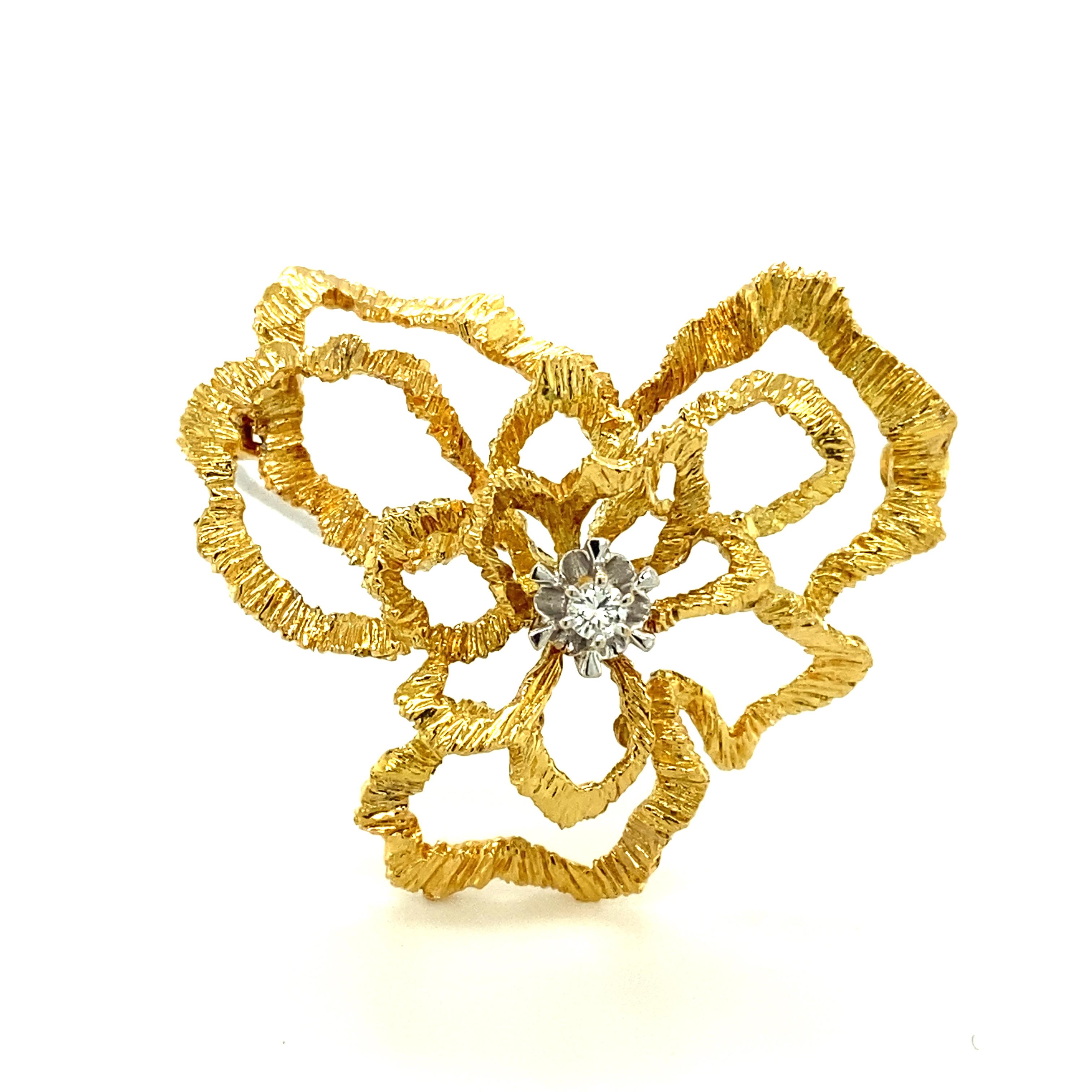 This enchantingly airy flower brooch in 18 karat yellow and white gold is a typical example of the jewellery style of the late 1960s and 1970s: fresh design, structured surface and focus on refined details.
The leaves have a three-dimensional