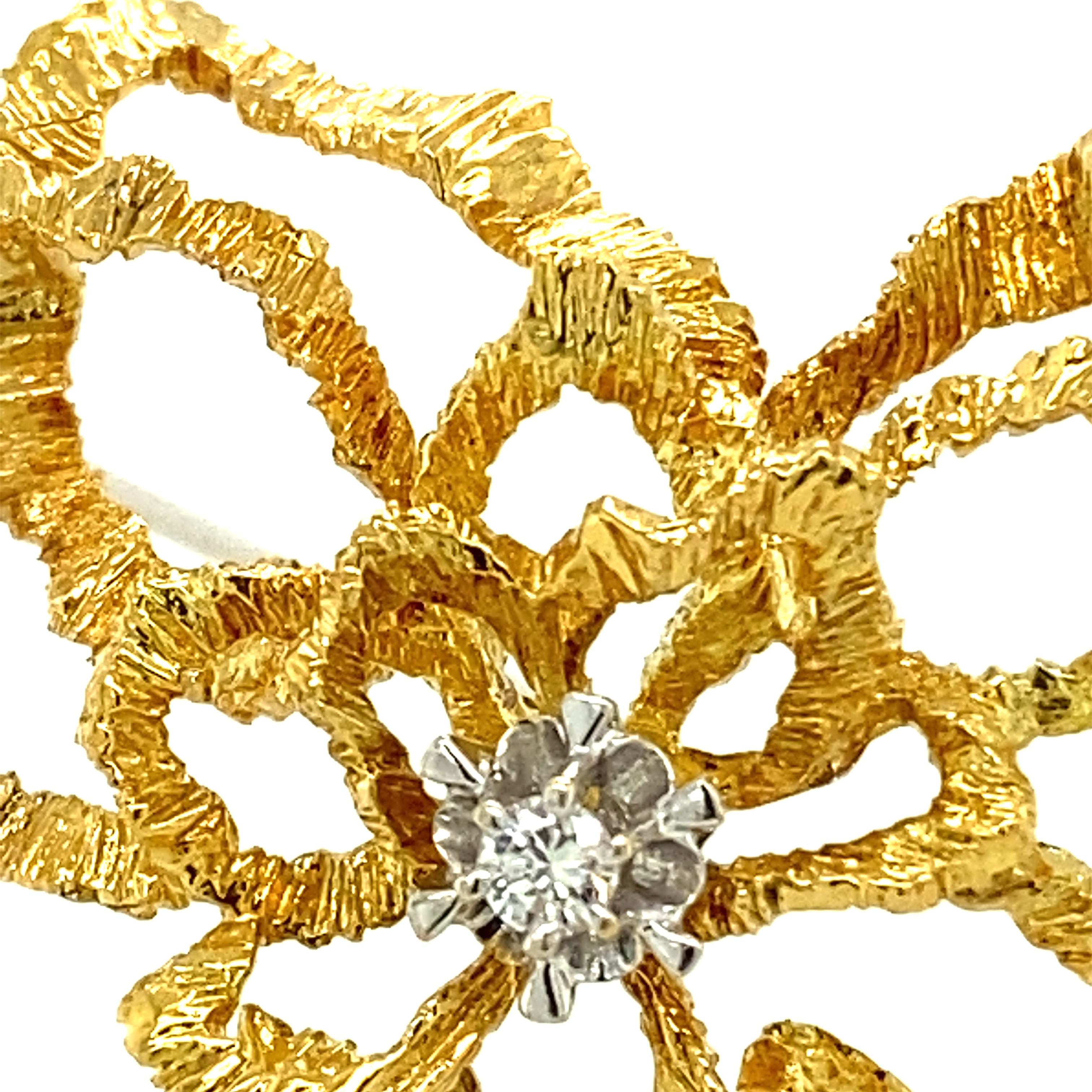 Diamond Flower Brooch in 18 Karat Yellow and White Gold In Good Condition In Lucerne, CH