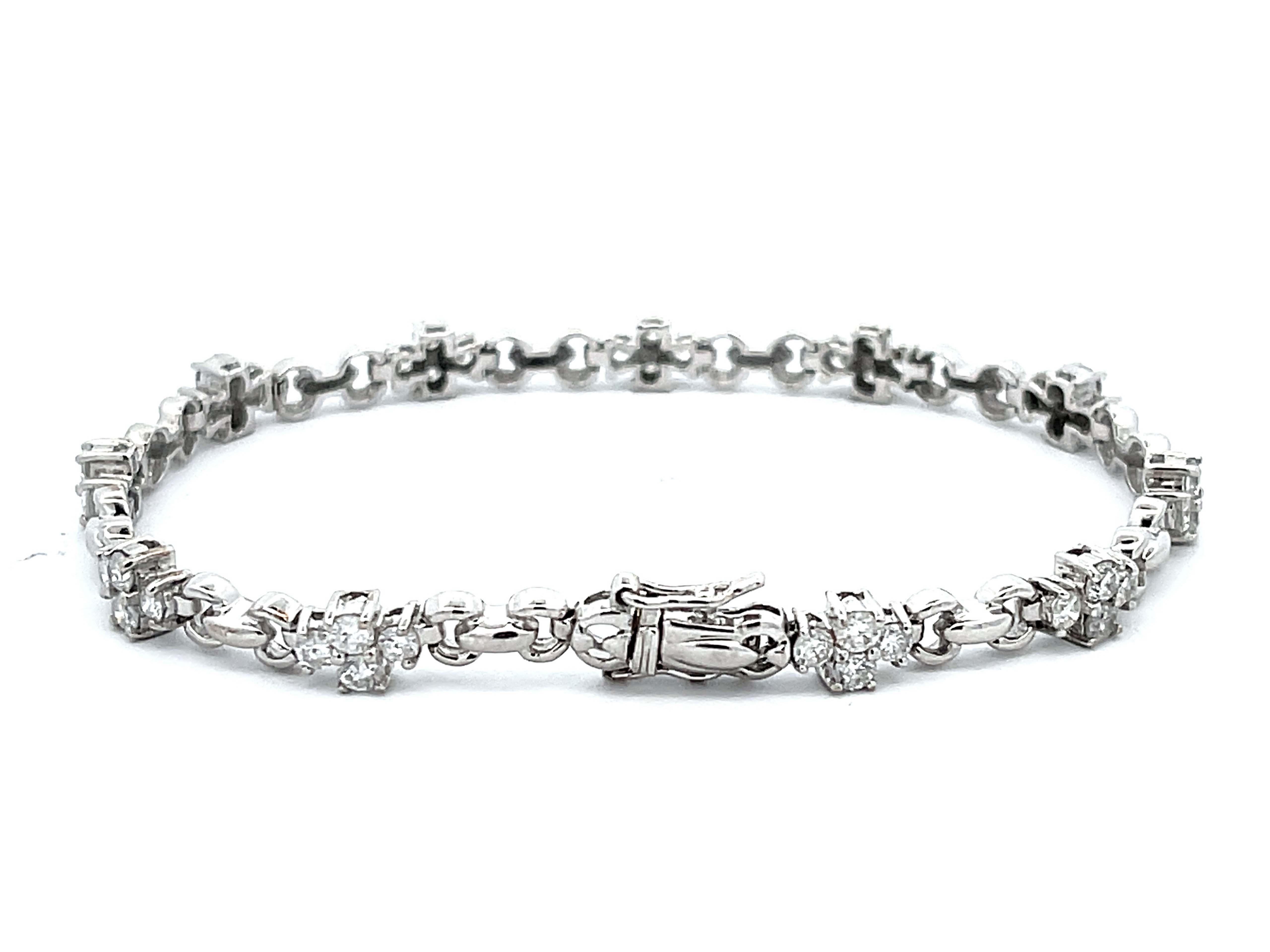 Diamond Flower Chain Link Bracelet in 14k White Gold In Excellent Condition For Sale In Honolulu, HI