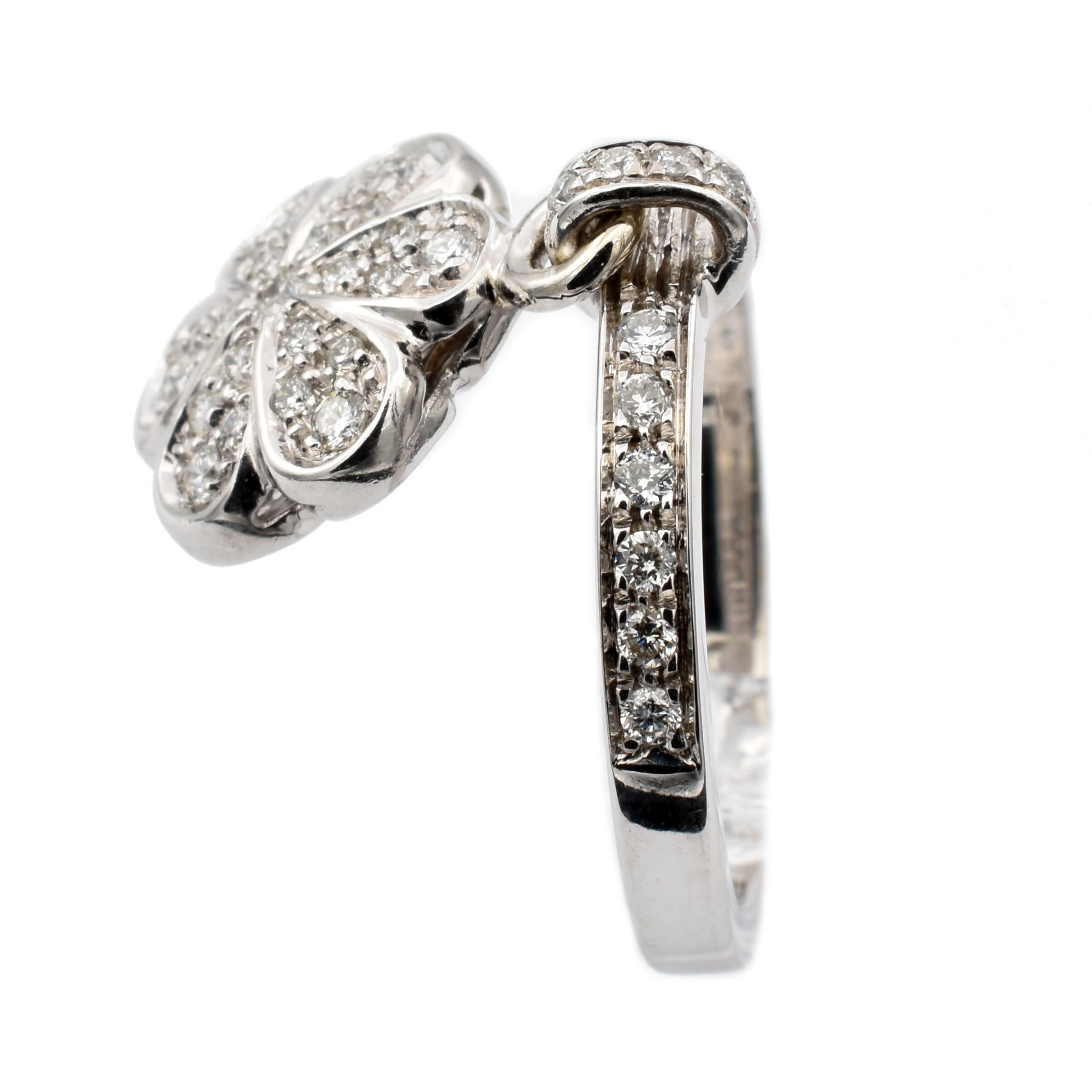 Diamant-Blumen-Charm-Ring aus Weißgold, hergestellt in Italien (Zeitgenössisch) im Angebot