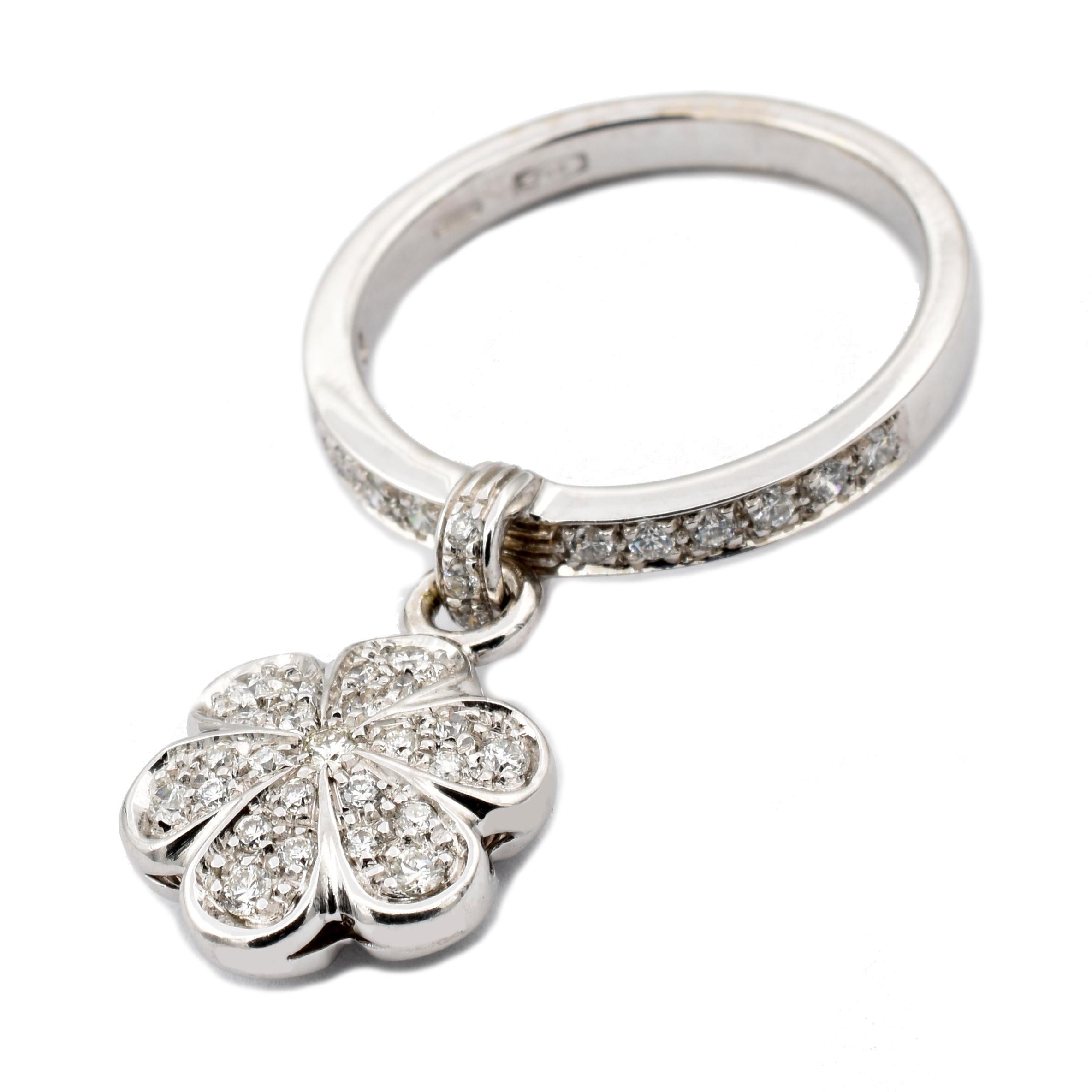 Diamant-Blumen-Charm-Ring aus Weißgold, hergestellt in Italien (Rundschliff) im Angebot