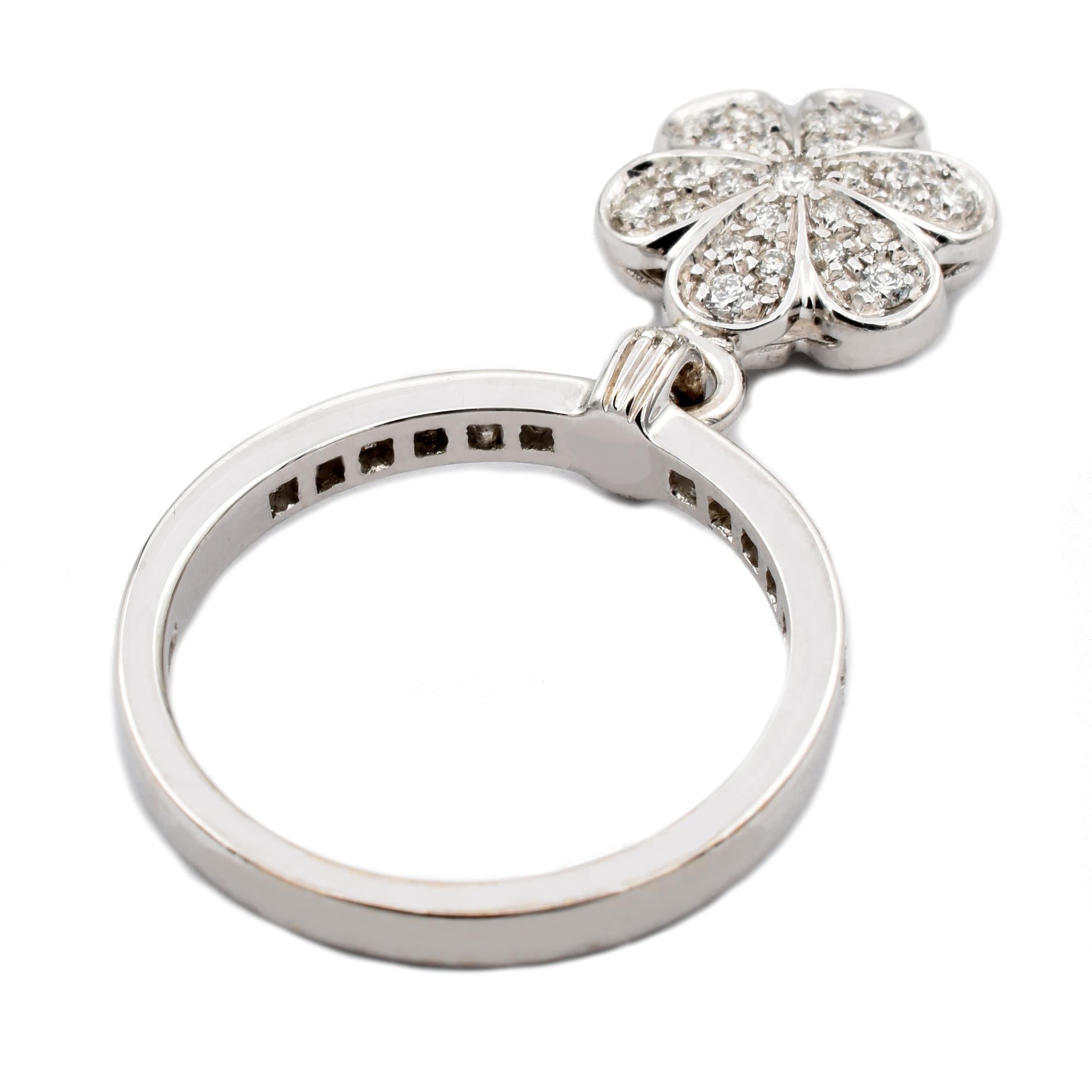Diamant-Blumen-Charm-Ring aus Weißgold, hergestellt in Italien im Zustand „Neu“ im Angebot in Valenza, AL