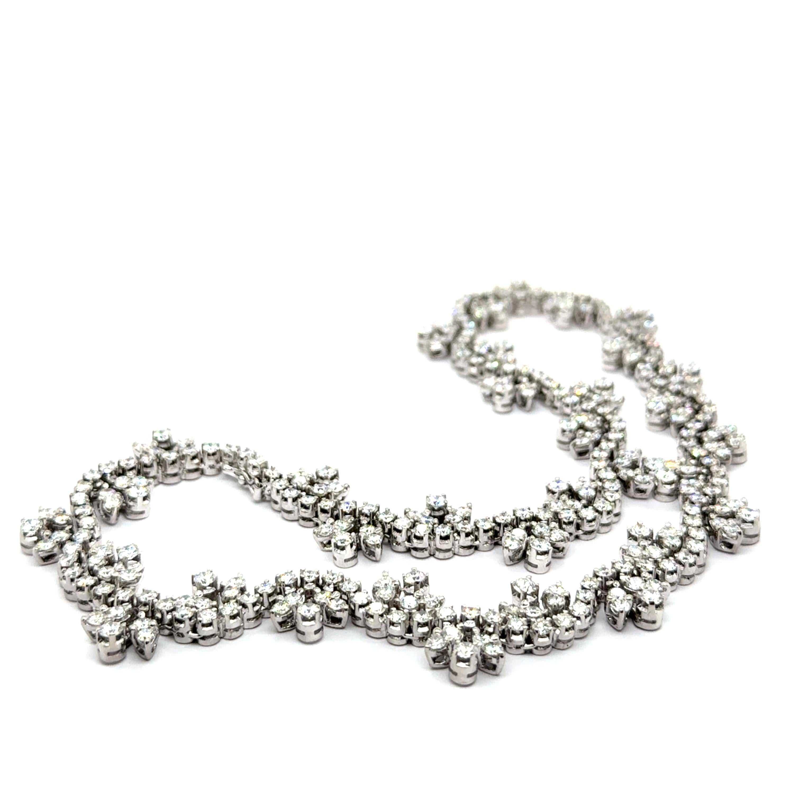 Diamond Flower Collier in 18 Karat White Gold im Angebot 7