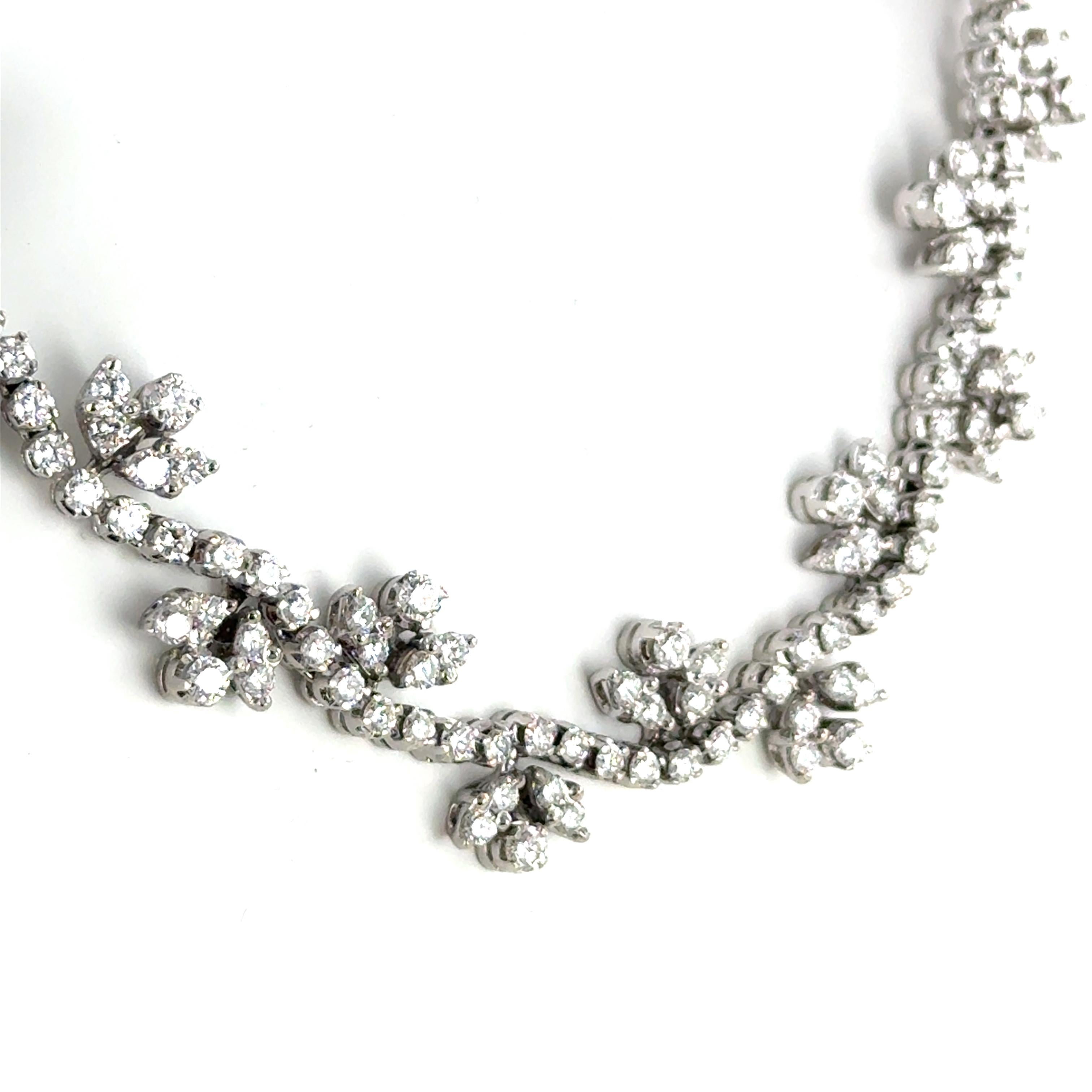 Diamond Flower Collier in 18 Karat White Gold (Moderne) im Angebot