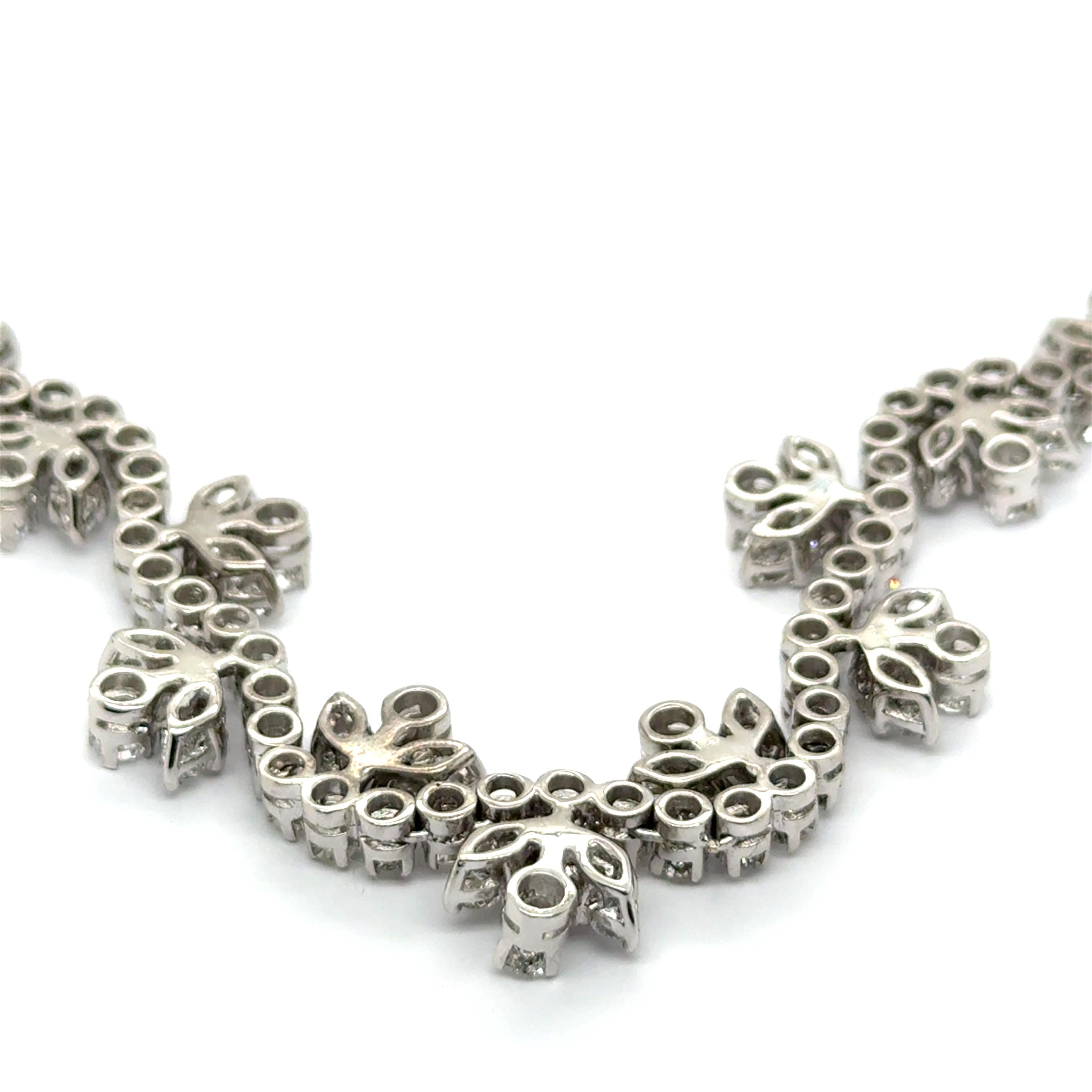 Diamond Flower Collier in 18 Karat White Gold (Brillantschliff) im Angebot