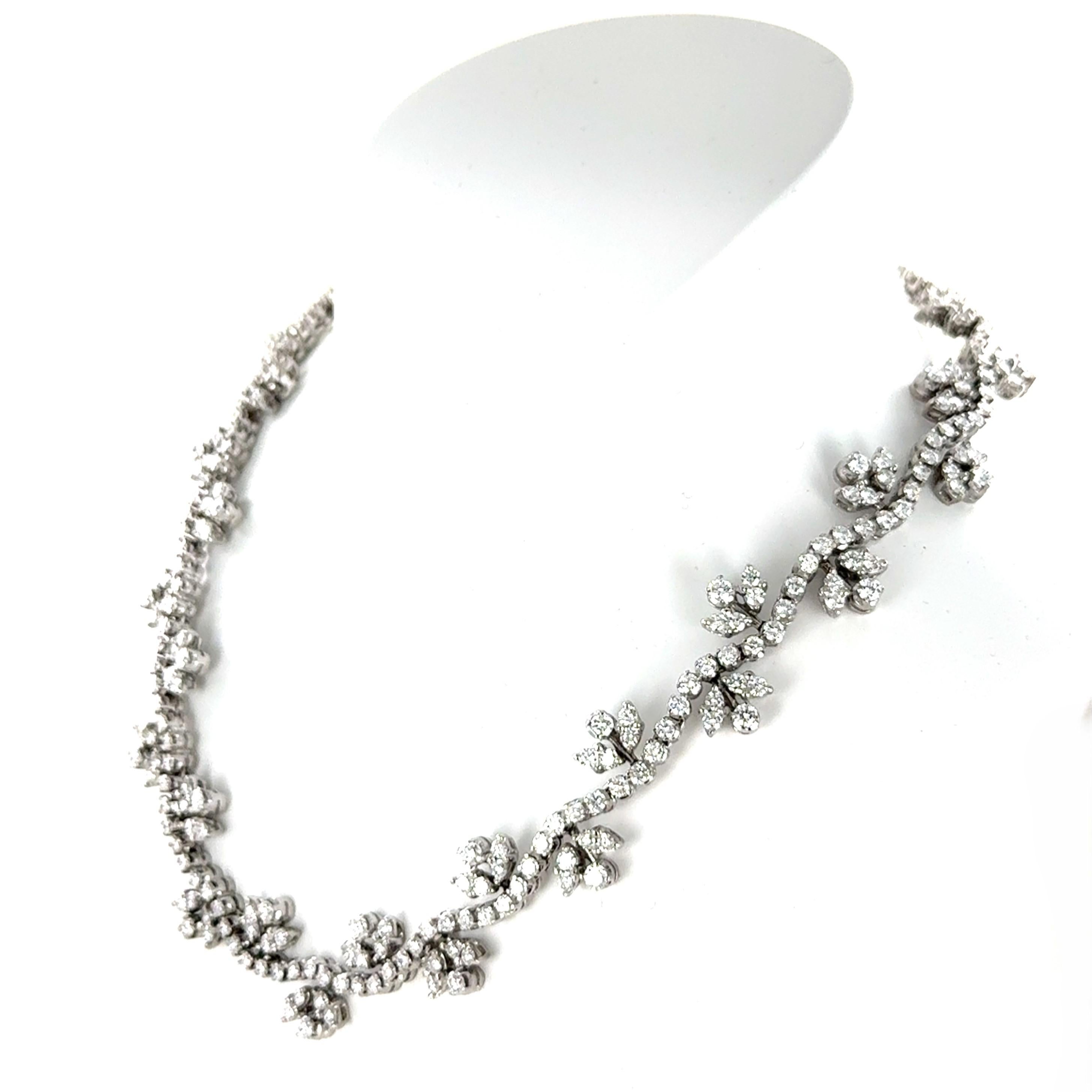 Diamond Flower Collier in 18 Karat White Gold im Zustand „Gut“ im Angebot in Lucerne, CH