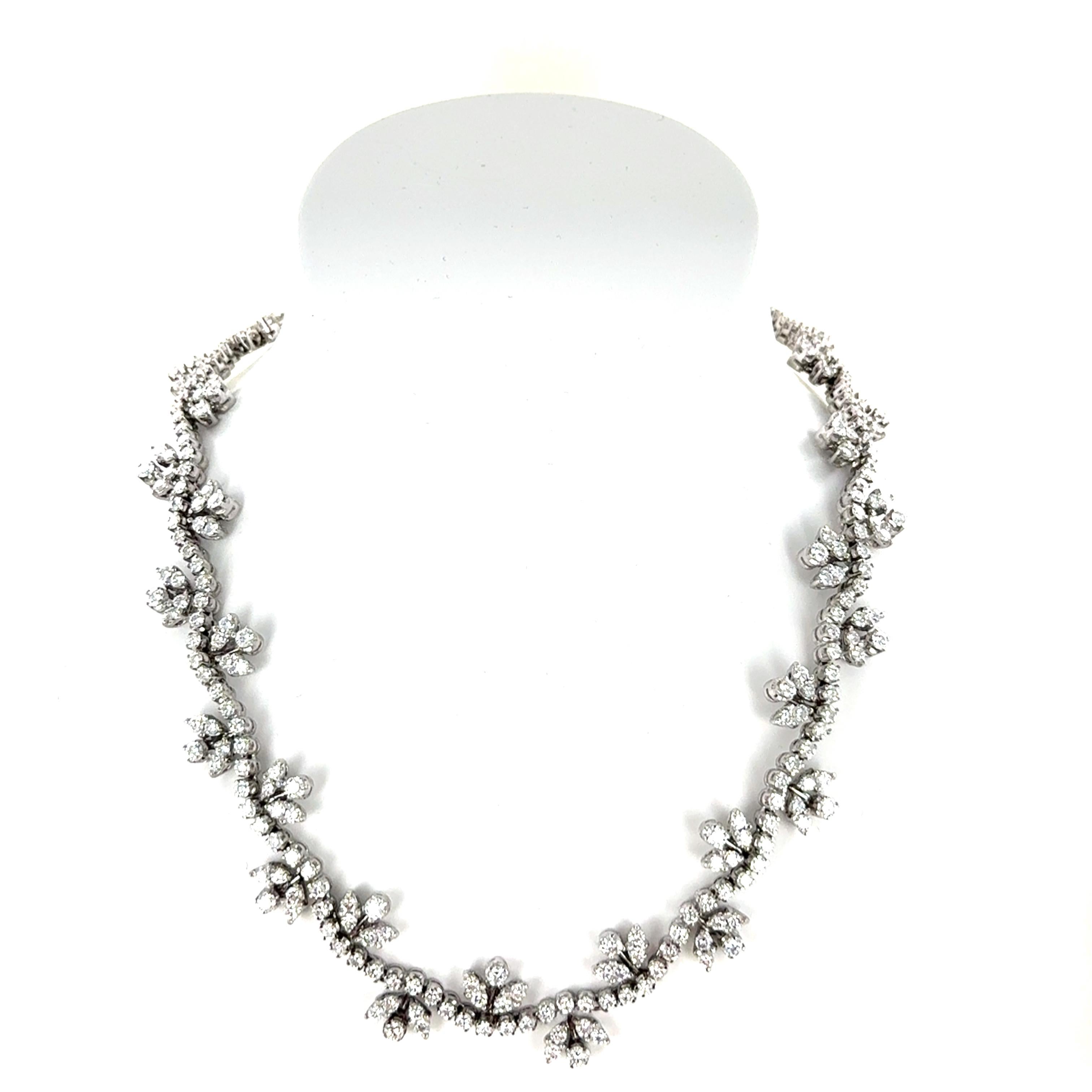 Diamond Flower Collier in 18 Karat White Gold im Angebot 1