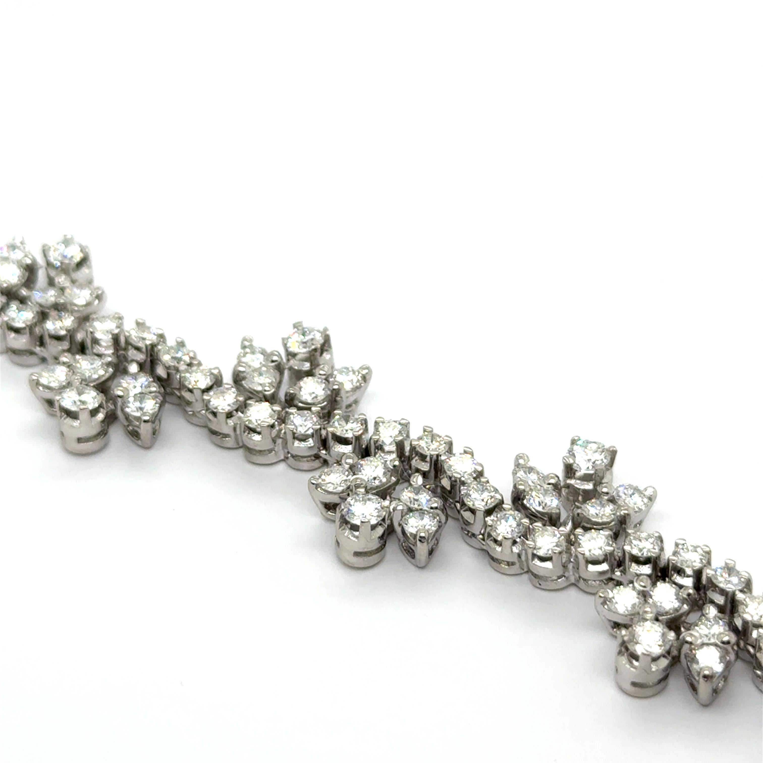 Diamond Flower Collier in 18 Karat White Gold im Angebot 2