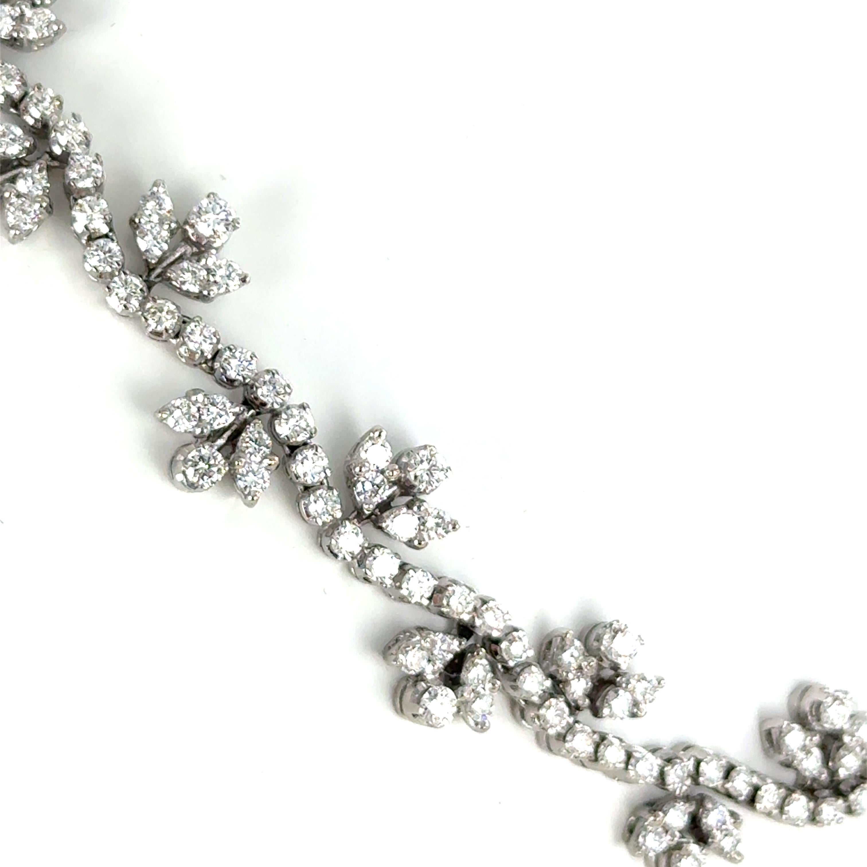 Diamond Flower Collier in 18 Karat White Gold im Angebot 3