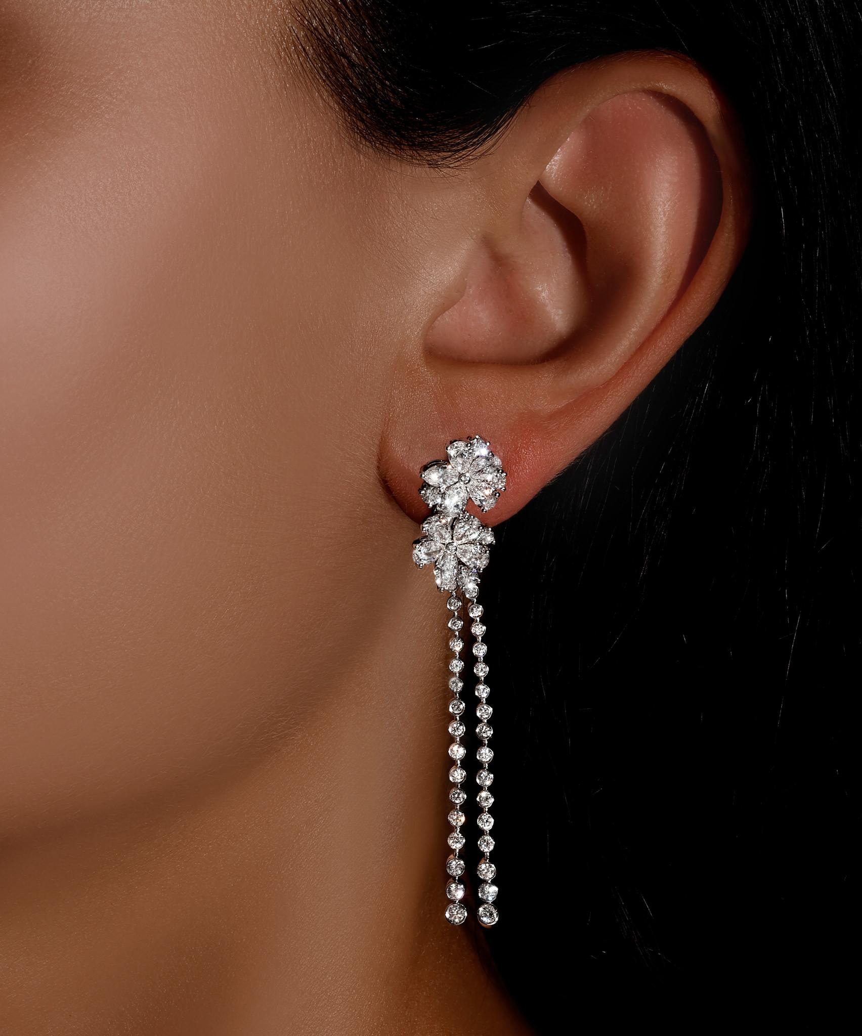 It comes with the Gemological Appraisal by GIA GG/AJP
All Gemstones are Natural
98 Diamonds = 4.50 Carats
Cut: Pear, Marquise, Round
Metal: 18K White Gold