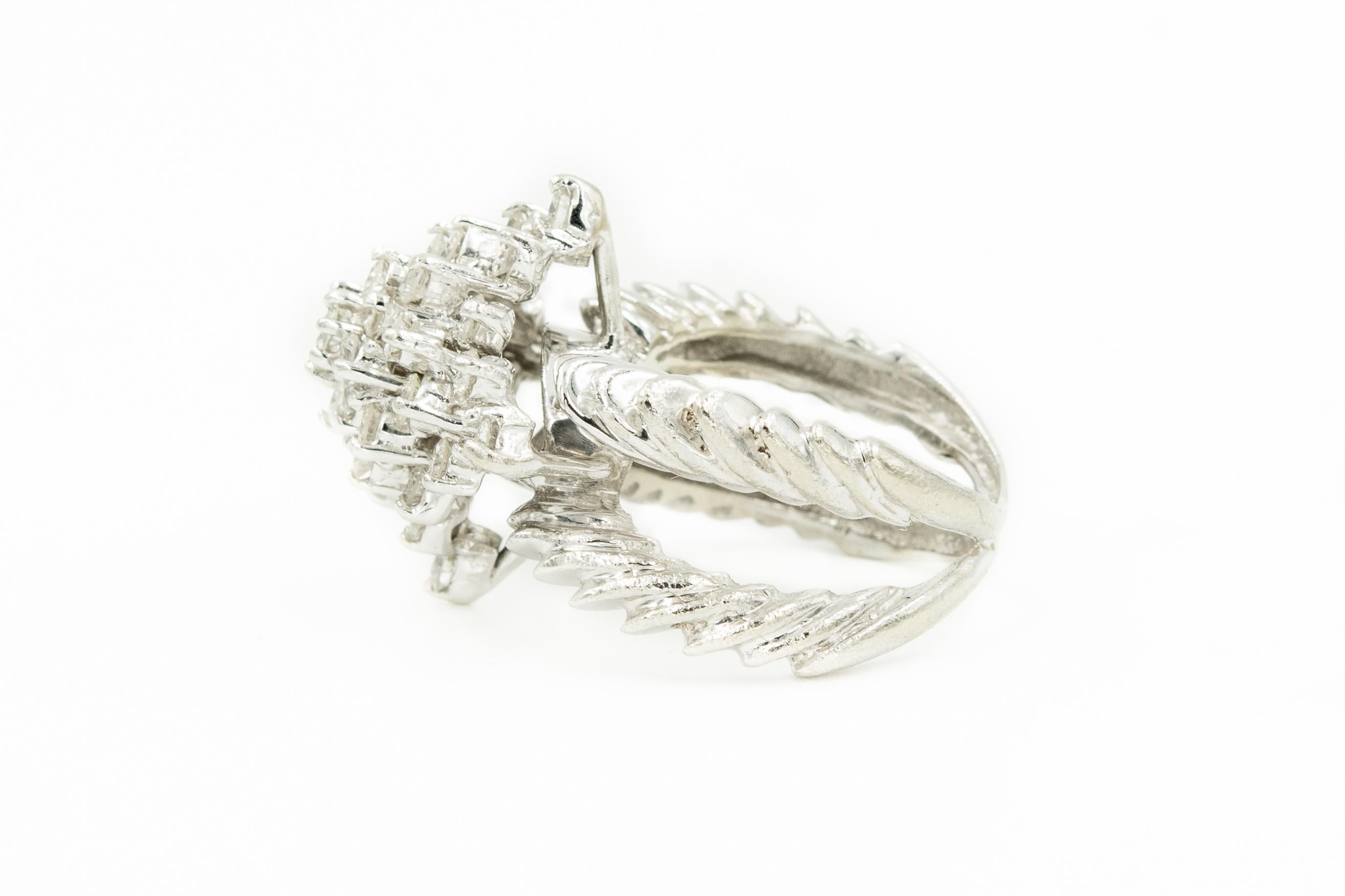 Diamant-Blumen-Kuppel-Ring aus Weißgold (Rundschliff) im Angebot