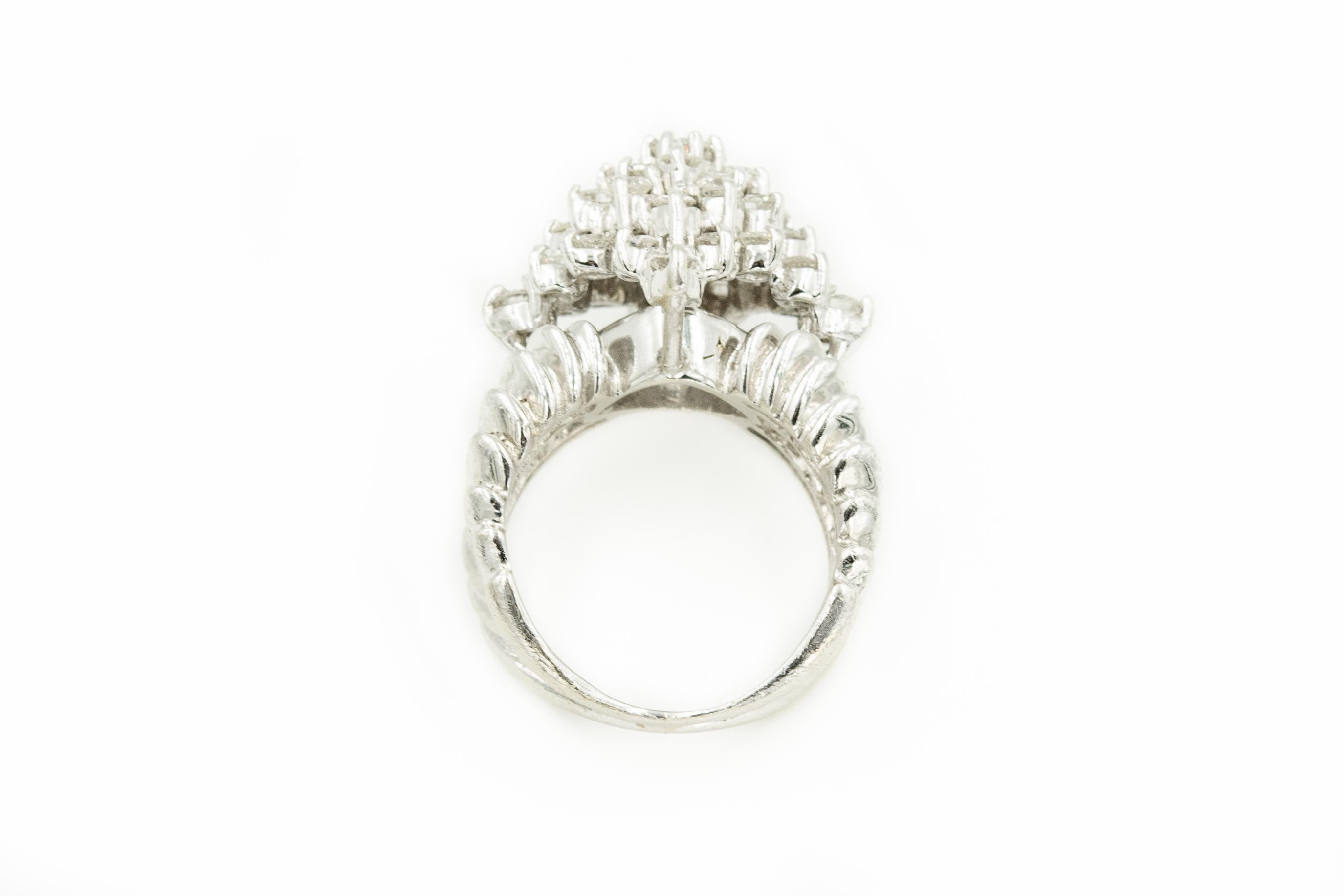 Diamant-Blumen-Kuppel-Ring aus Weißgold für Damen oder Herren im Angebot