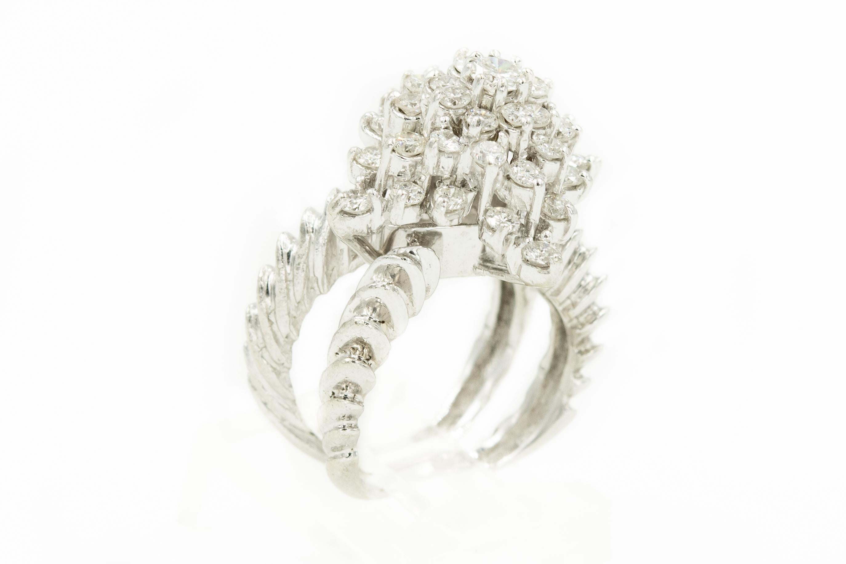 Diamant-Blumen-Kuppel-Ring aus Weißgold im Angebot 1