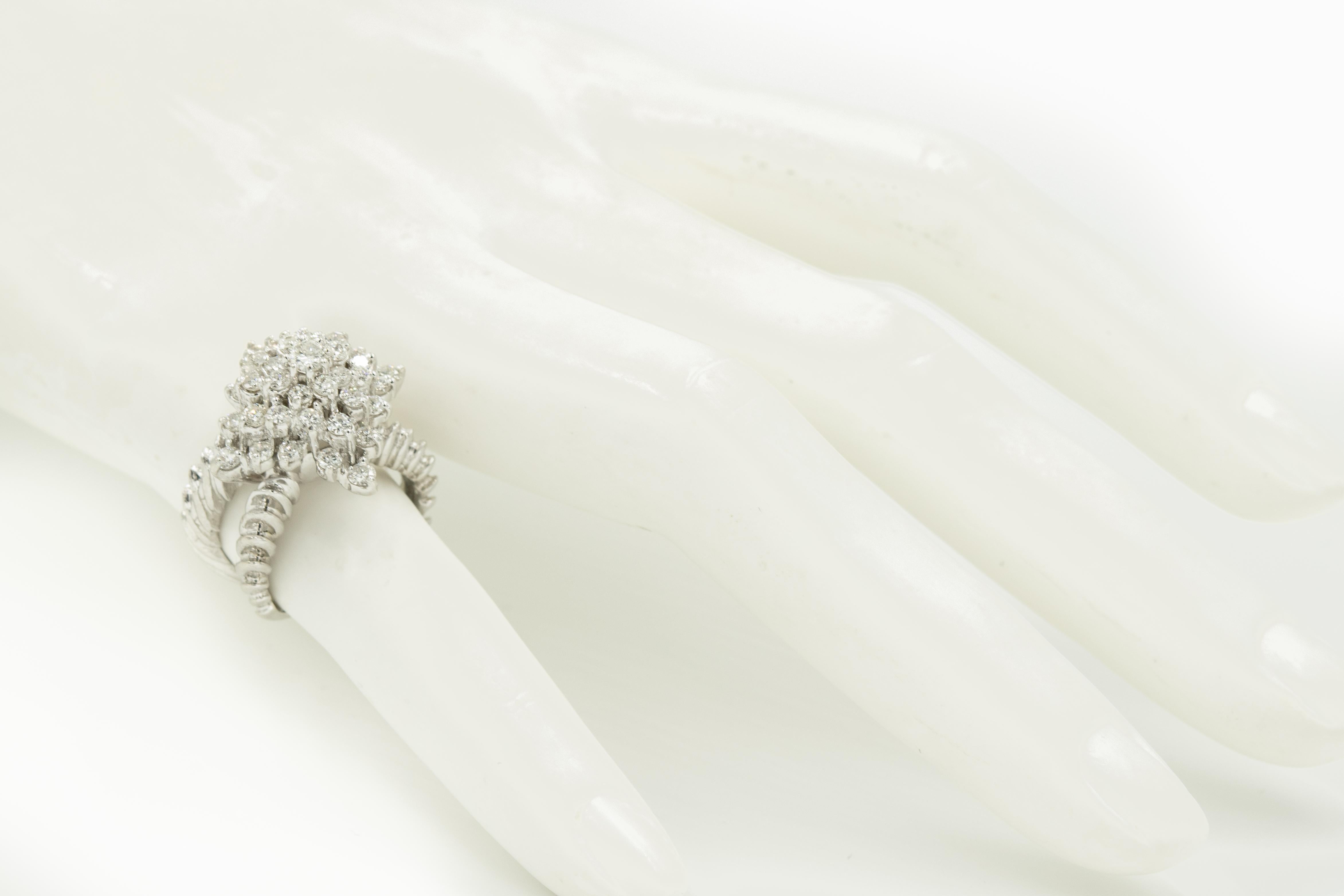 Diamant-Blumen-Kuppel-Ring aus Weißgold im Angebot 2
