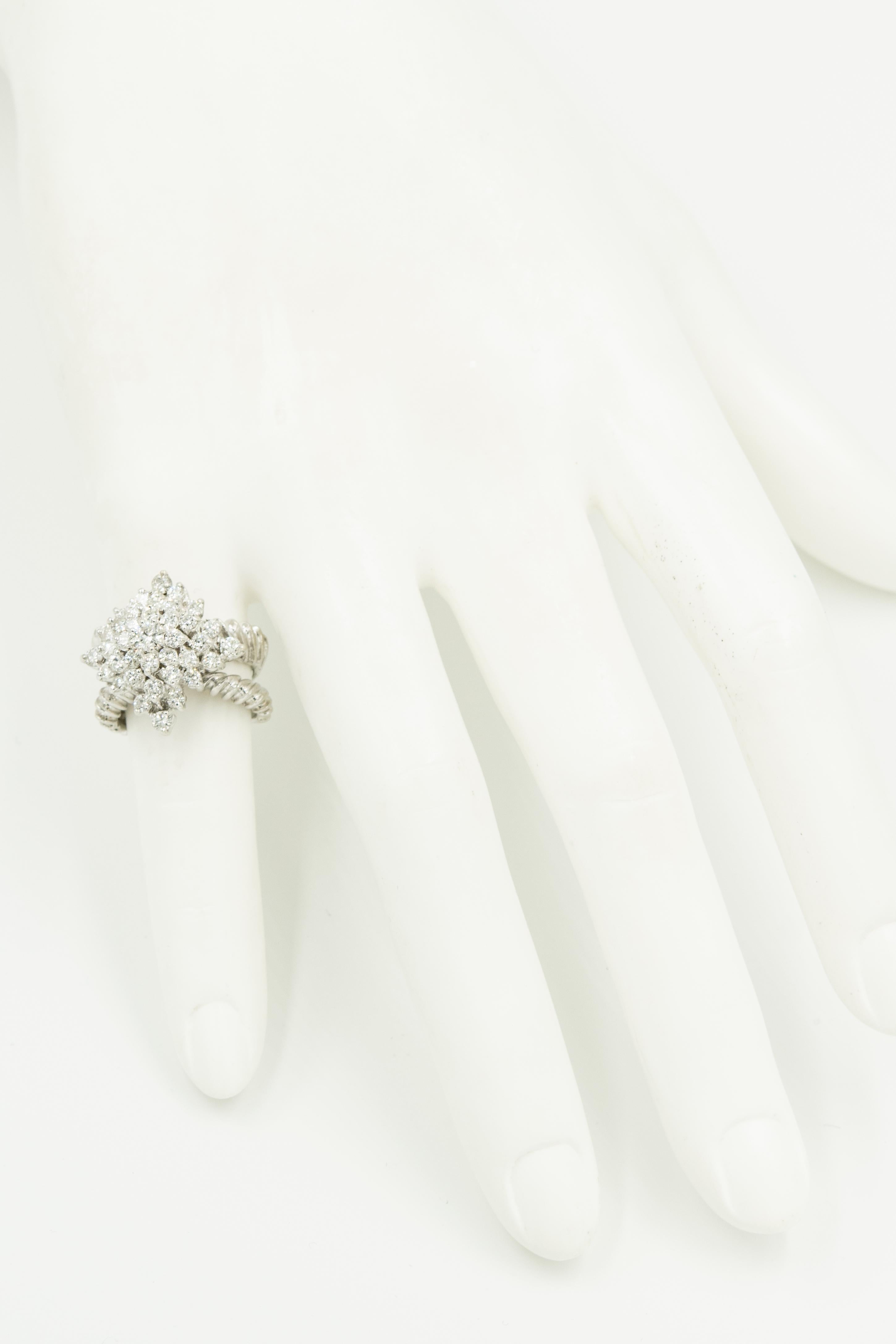 Diamant-Blumen-Kuppel-Ring aus Weißgold im Angebot 3