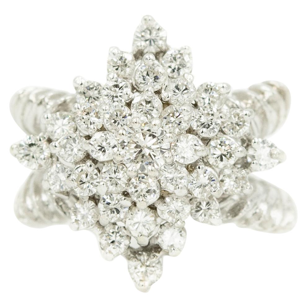 Anneau croisé en forme de dôme de fleur en or blanc et diamants