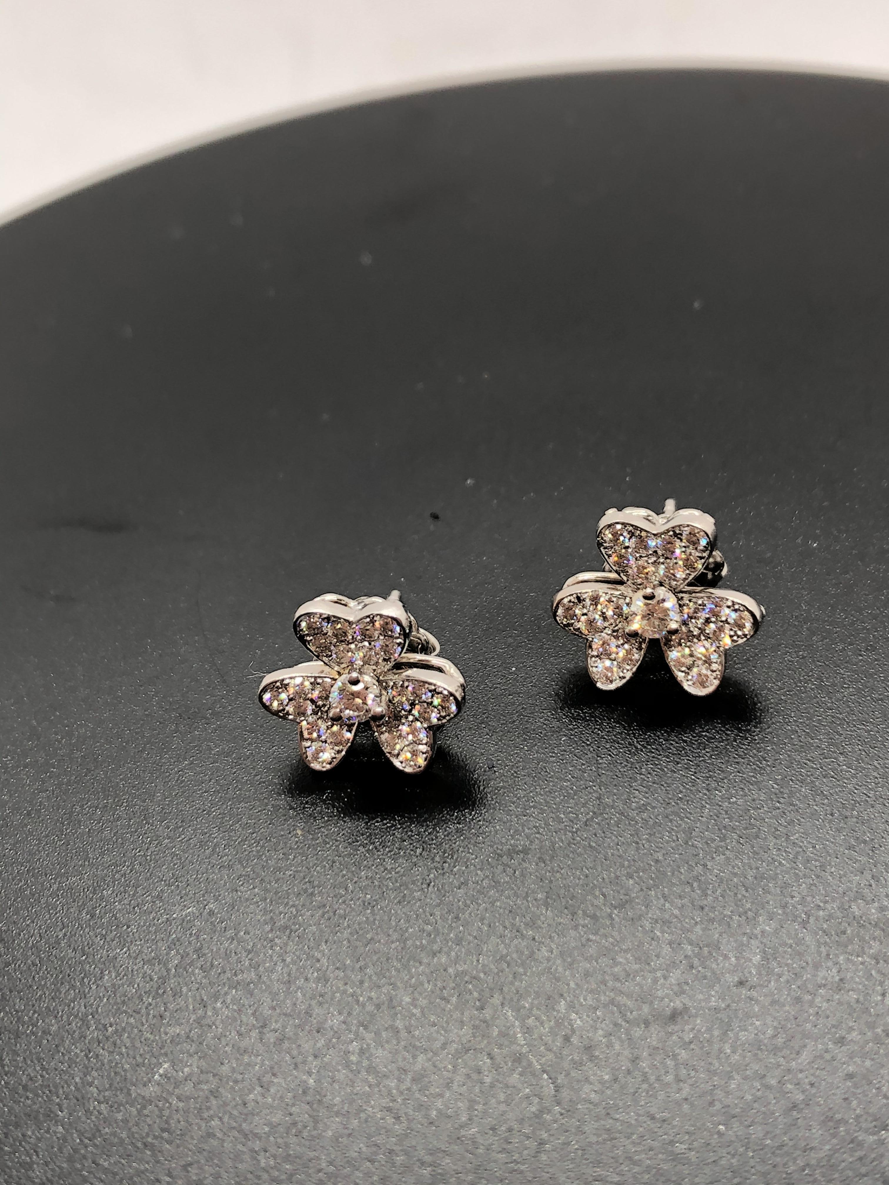 Diamond Flower Earrings 18k White Gold In New Condition For Sale In Beverly Hills, CA