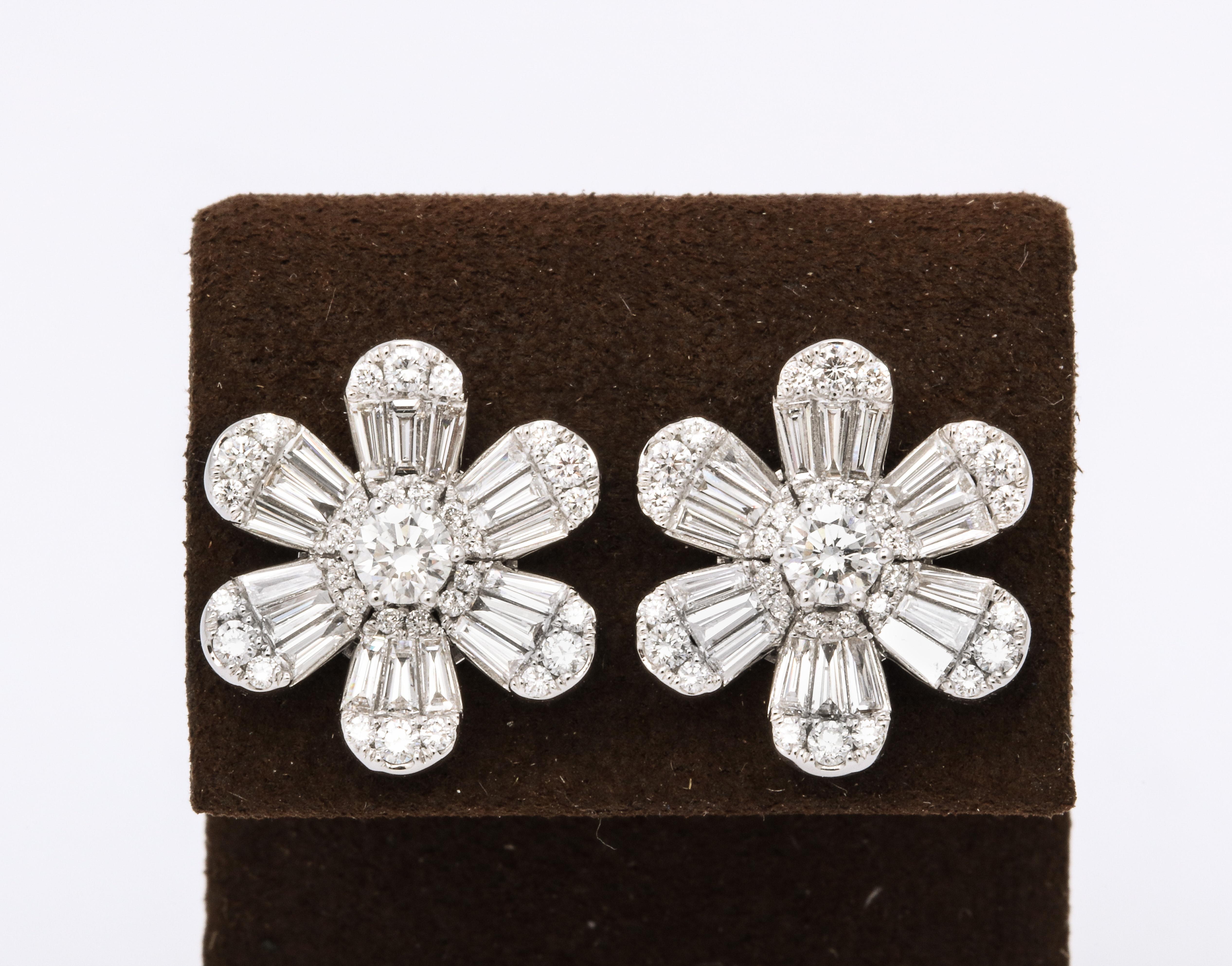Taille ronde Boucles d'oreilles fleur de diamant en vente