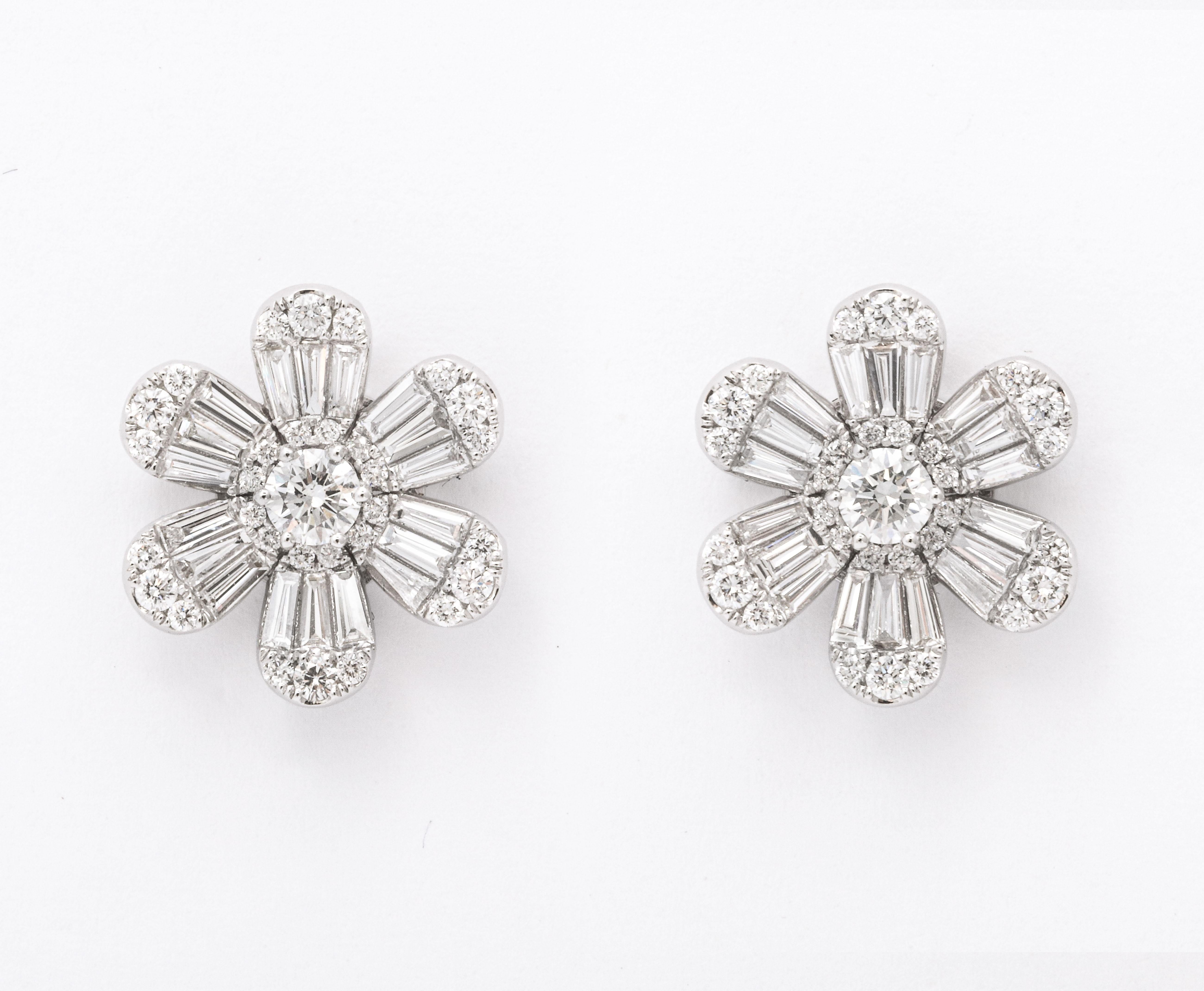 Boucles d'oreilles fleur de diamant Neuf - En vente à New York, NY