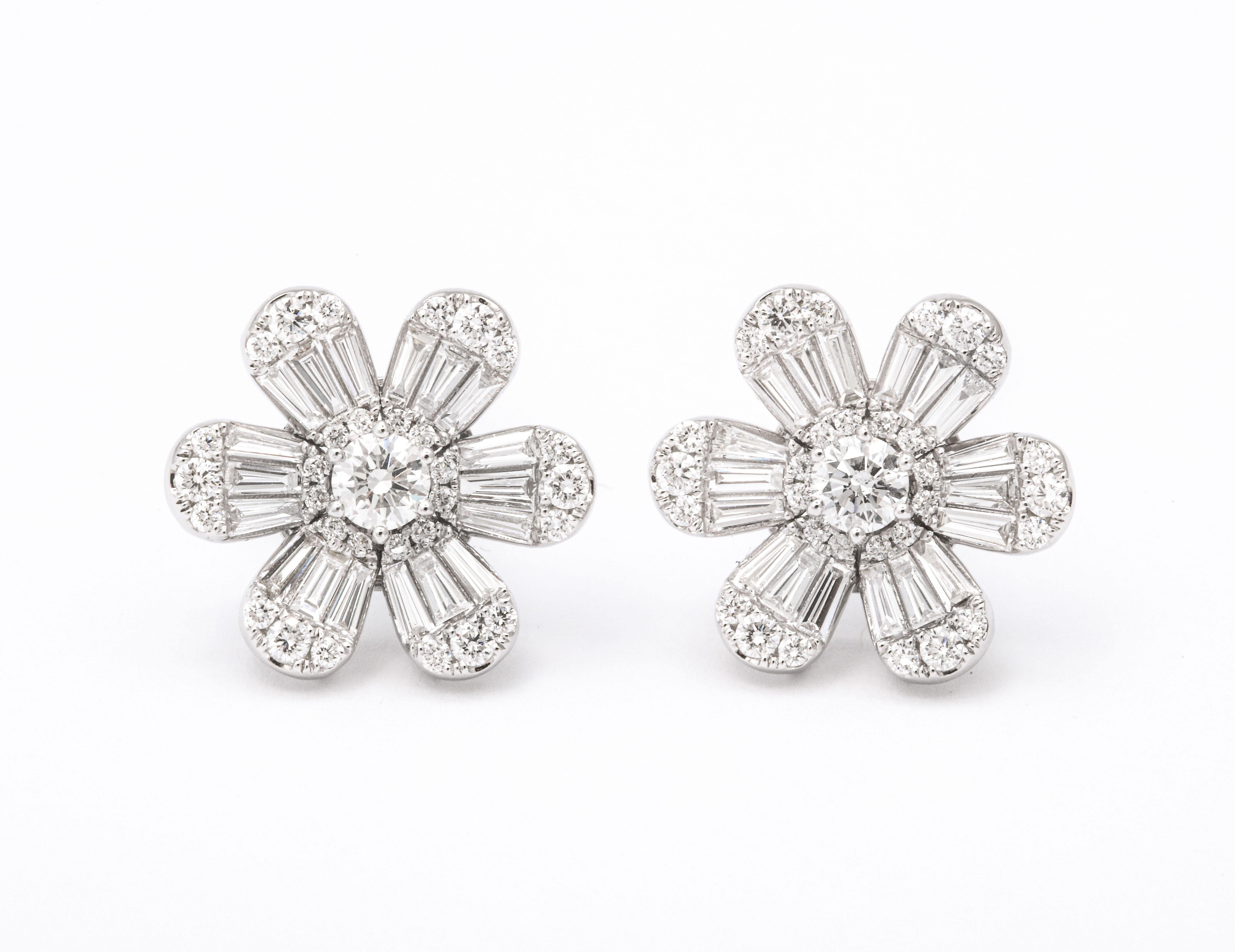 Boucles d'oreilles fleur de diamant en vente 1