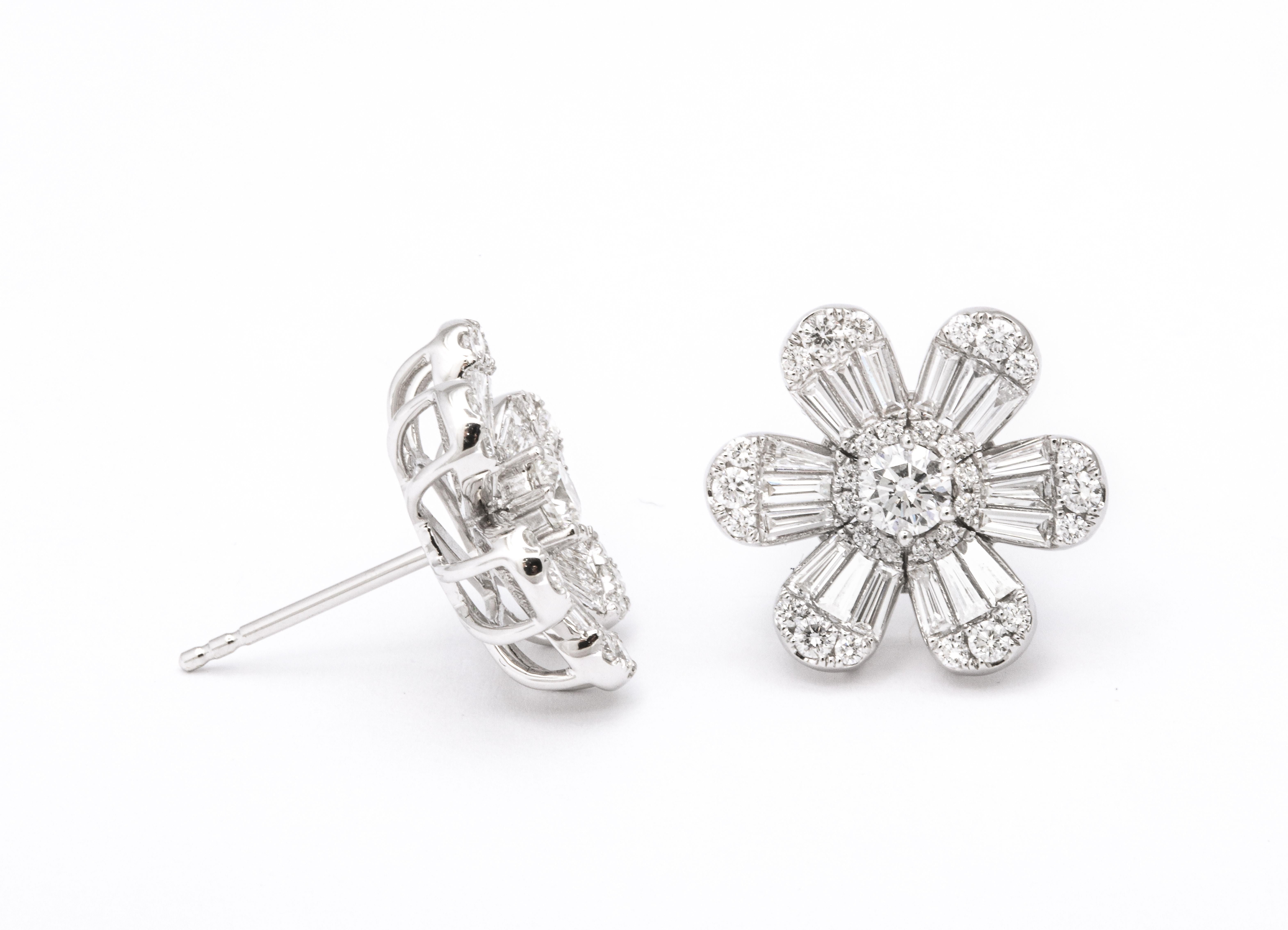 Boucles d'oreilles fleur de diamant en vente 2