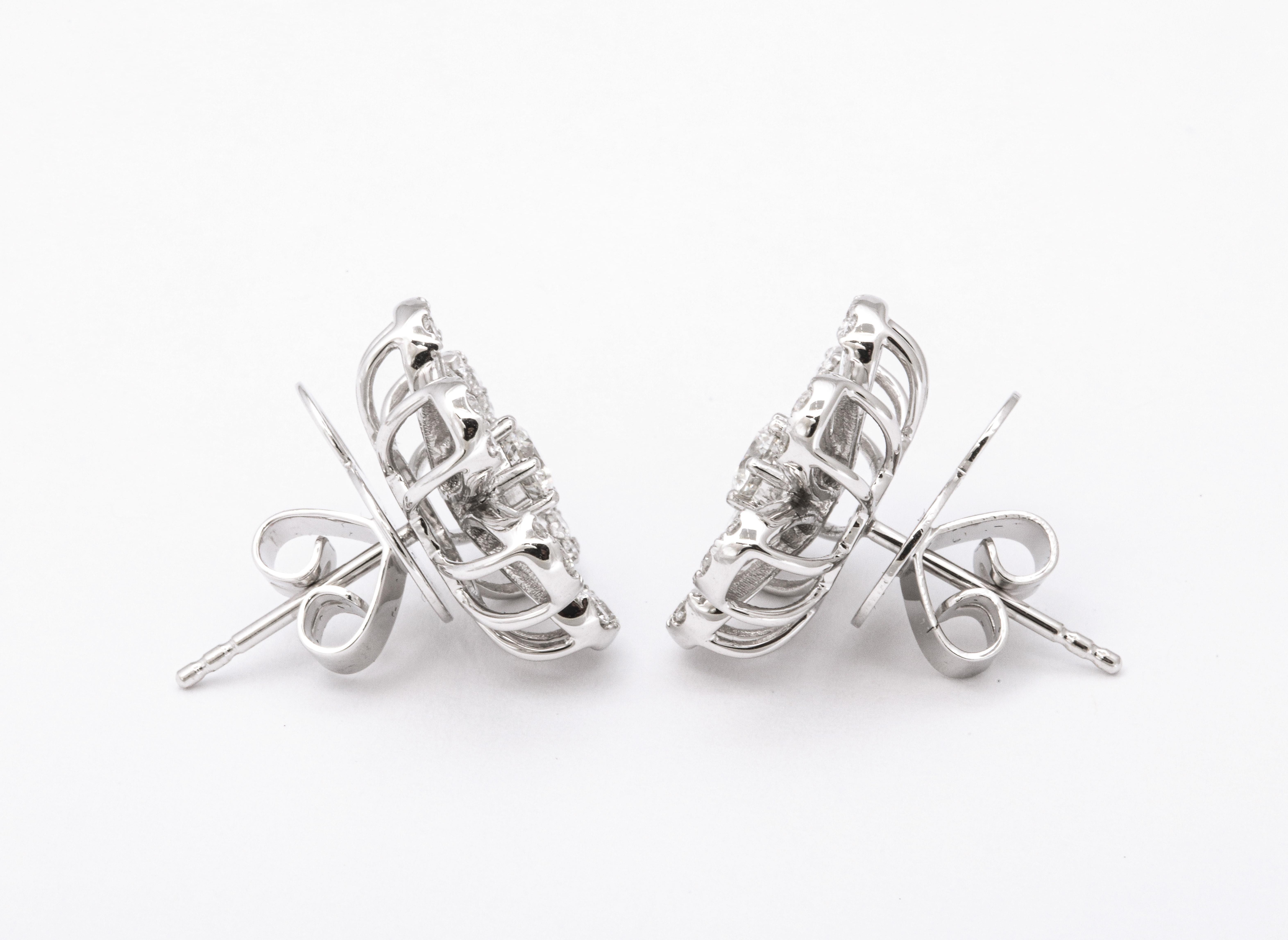 Boucles d'oreilles fleur de diamant en vente 3
