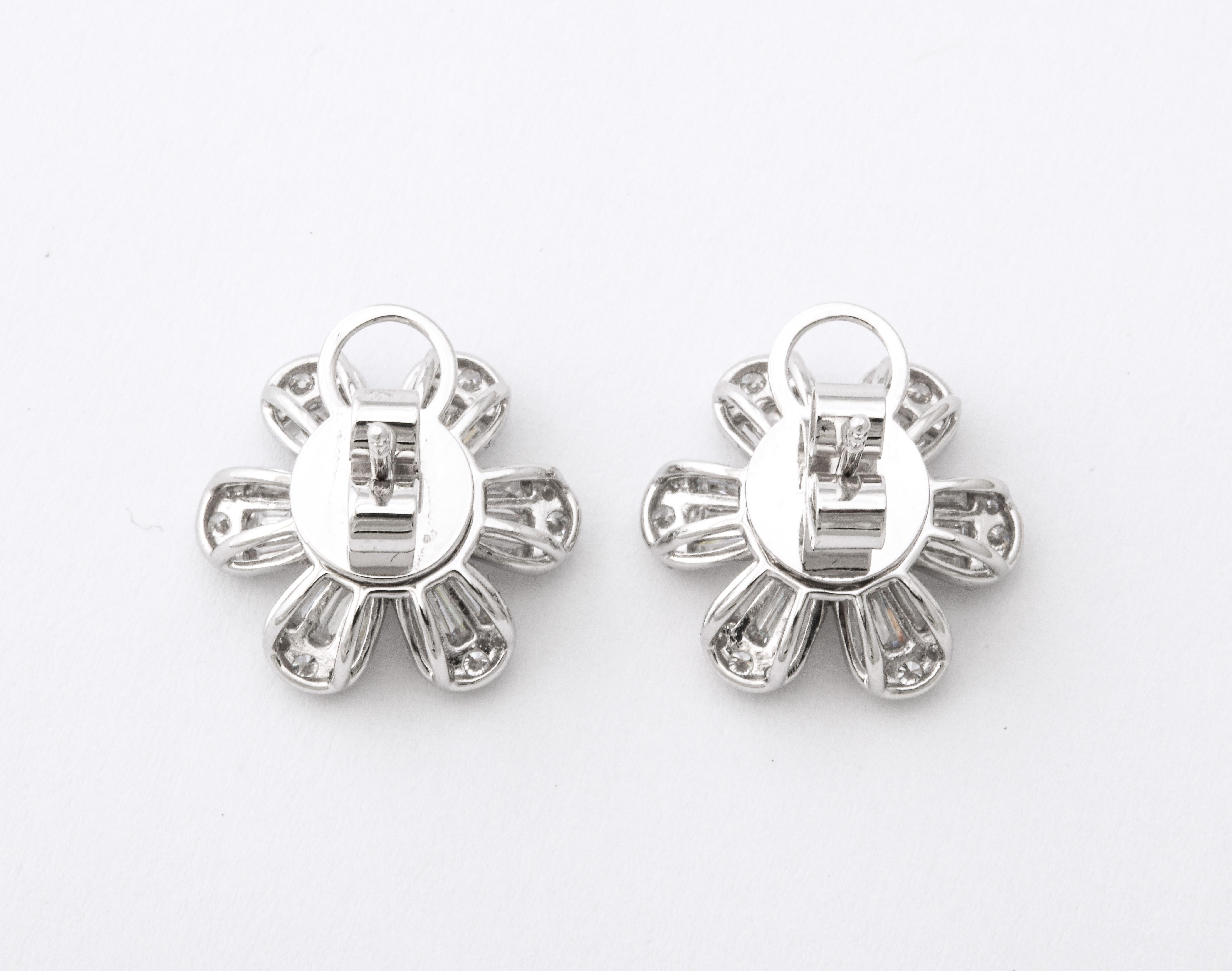 Boucles d'oreilles fleur de diamant en vente 4