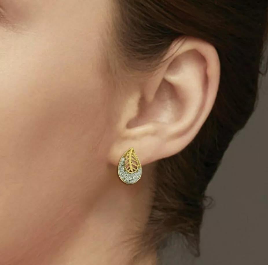 Diamond Flower Earrings in 14K Yellow Gold Leaf Studs Minimalist In New Condition For Sale In Chicago, IL