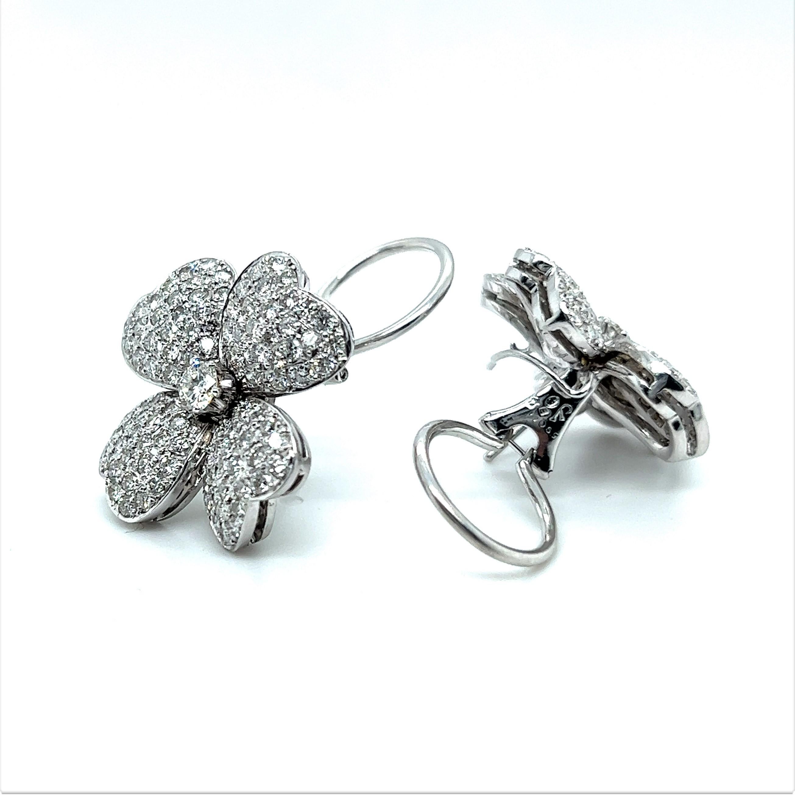 Diamond Flower Earrings in 18 Karat White Gold In Excellent Condition For Sale In Lucerne, CH