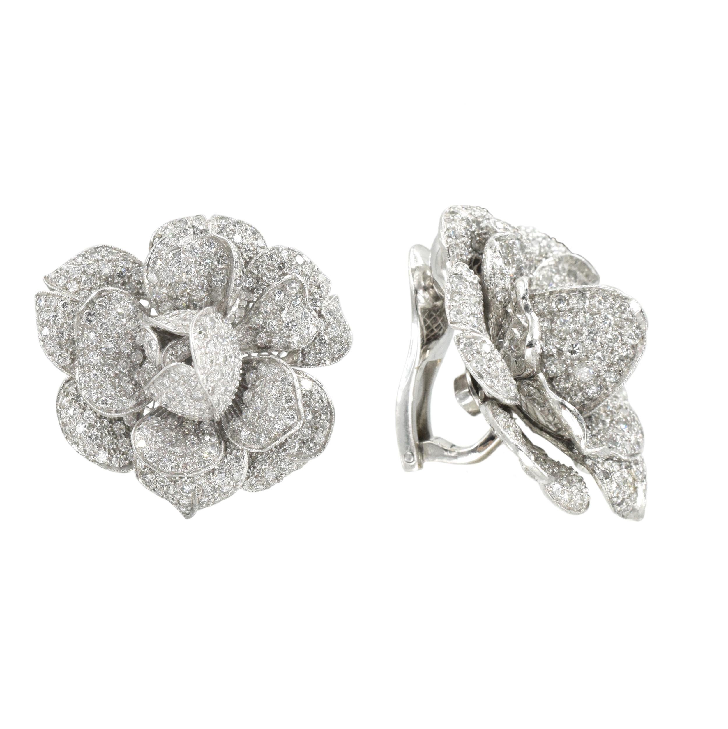 Artiste Boucles d'oreilles fleur en platine et or blanc 18 carats avec diamants en vente