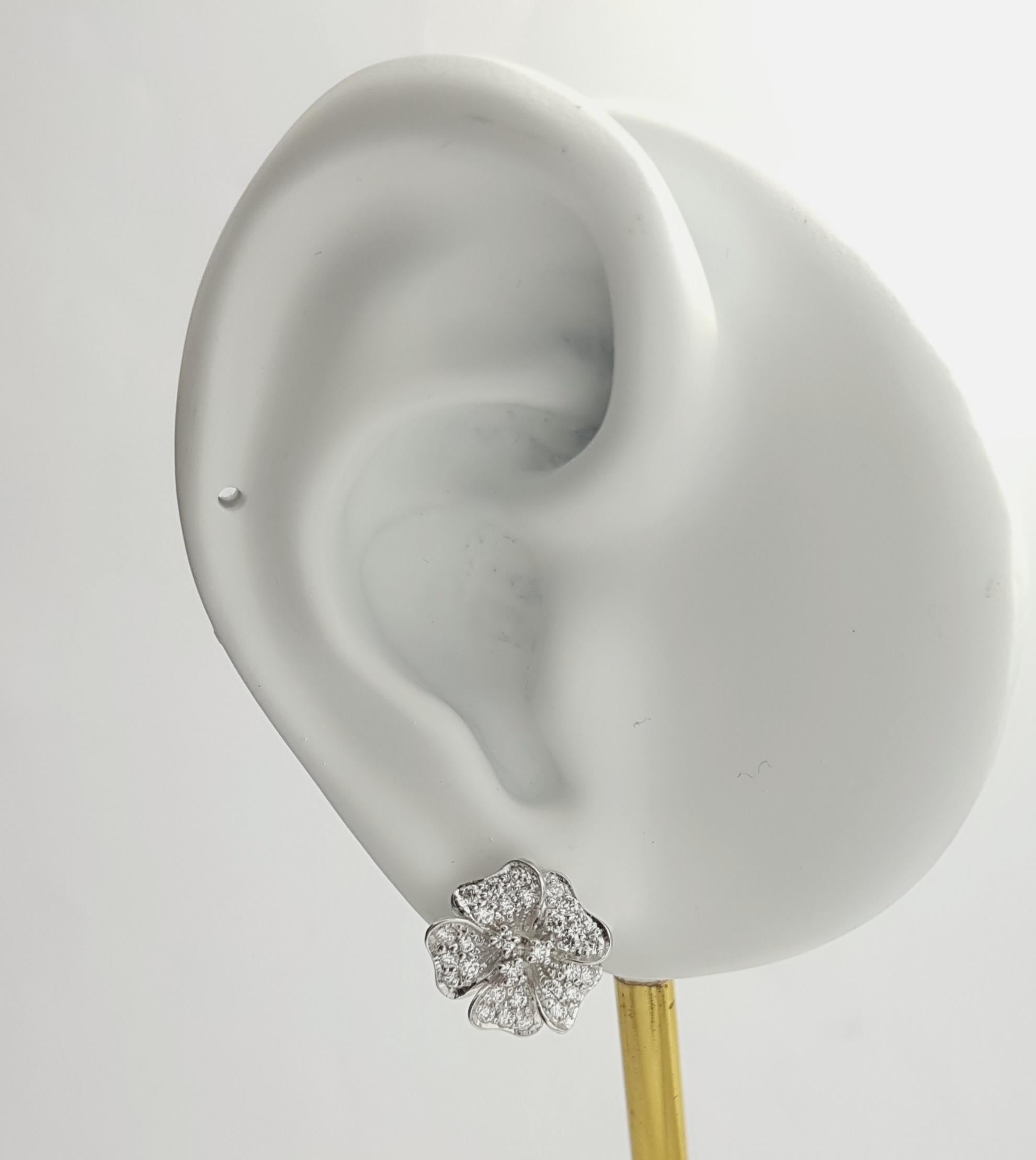 Orecchini con diamanti da 0,65 carati e montatura in oro bianco 18 carati

Larghezza: 1.2 cm 
Lunghezza: 1.2 cm
Peso totale: 4,71 grammi

