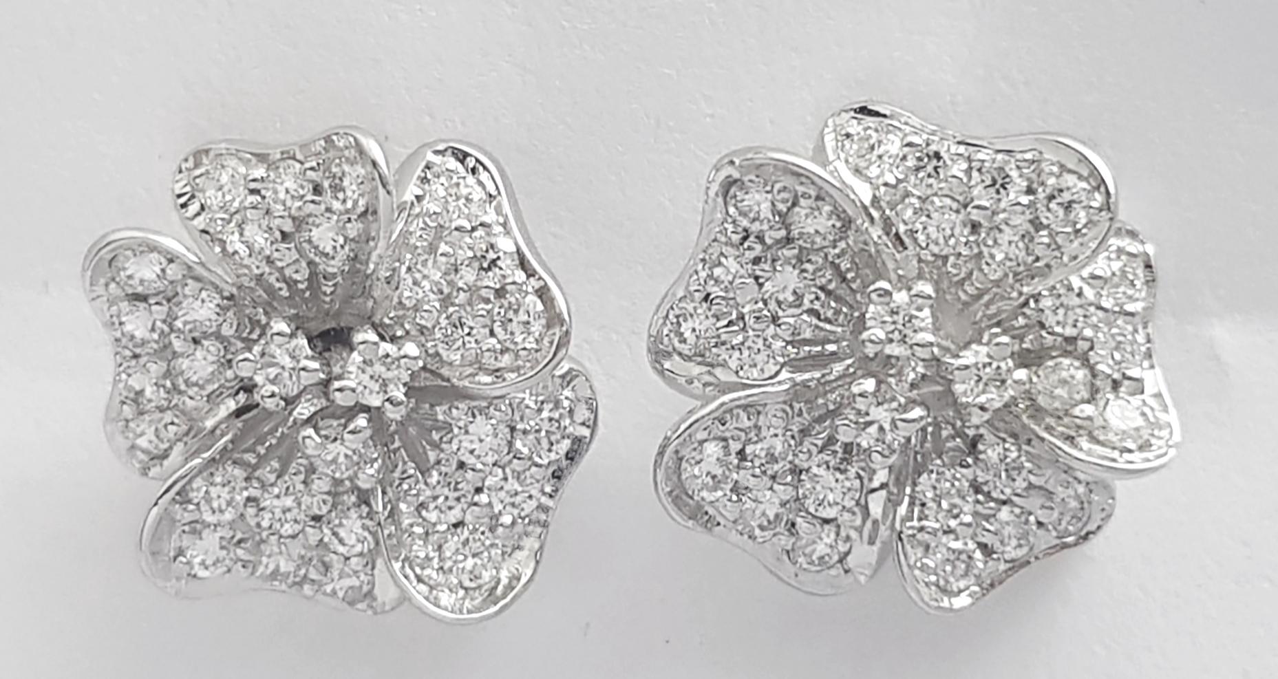 Contemporaneo Orecchini con fiori di diamante incastonati in oro bianco 18 carati in vendita