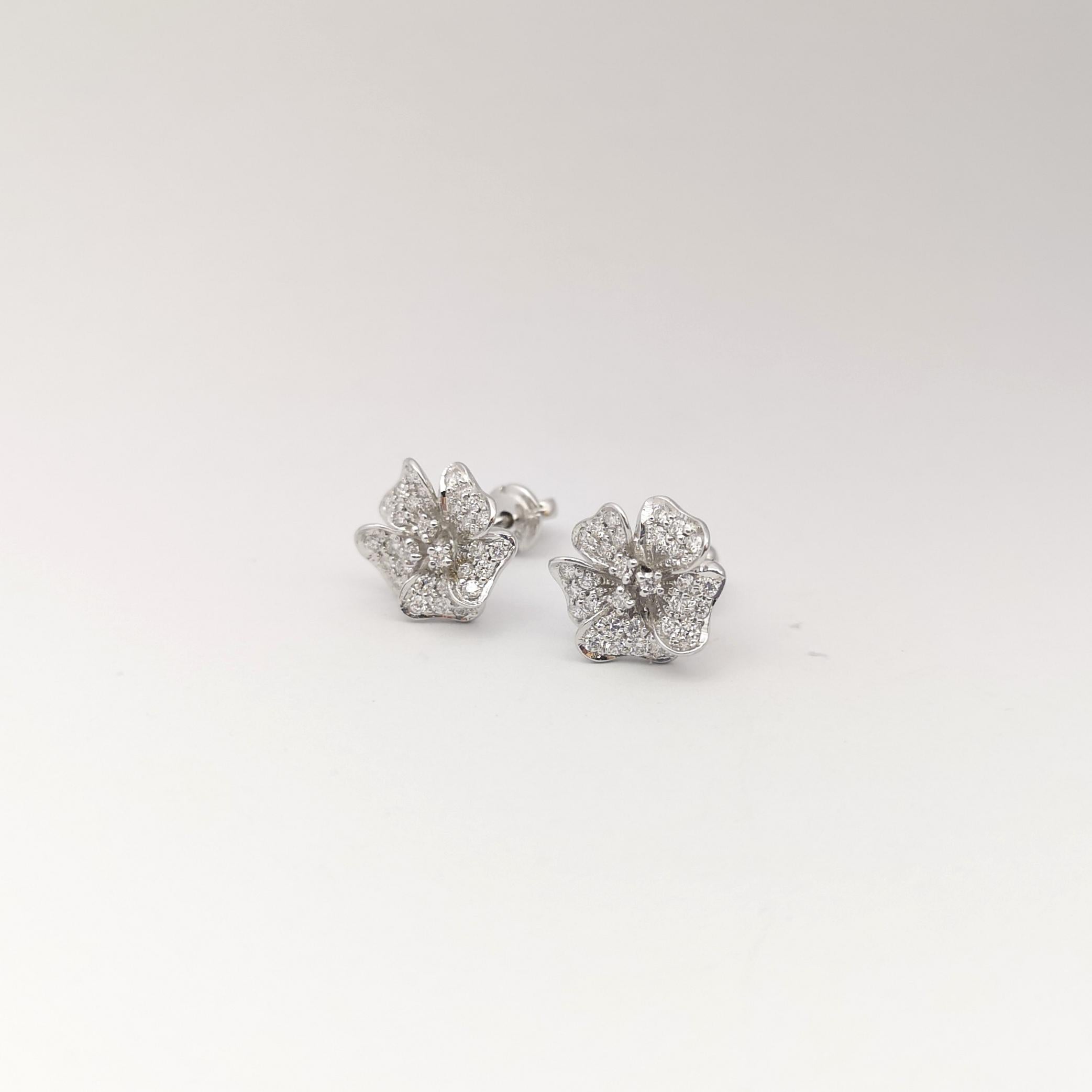 Orecchini con fiori di diamante incastonati in oro bianco 18 carati In condizioni Nuovo in vendita a Bangkok, TH