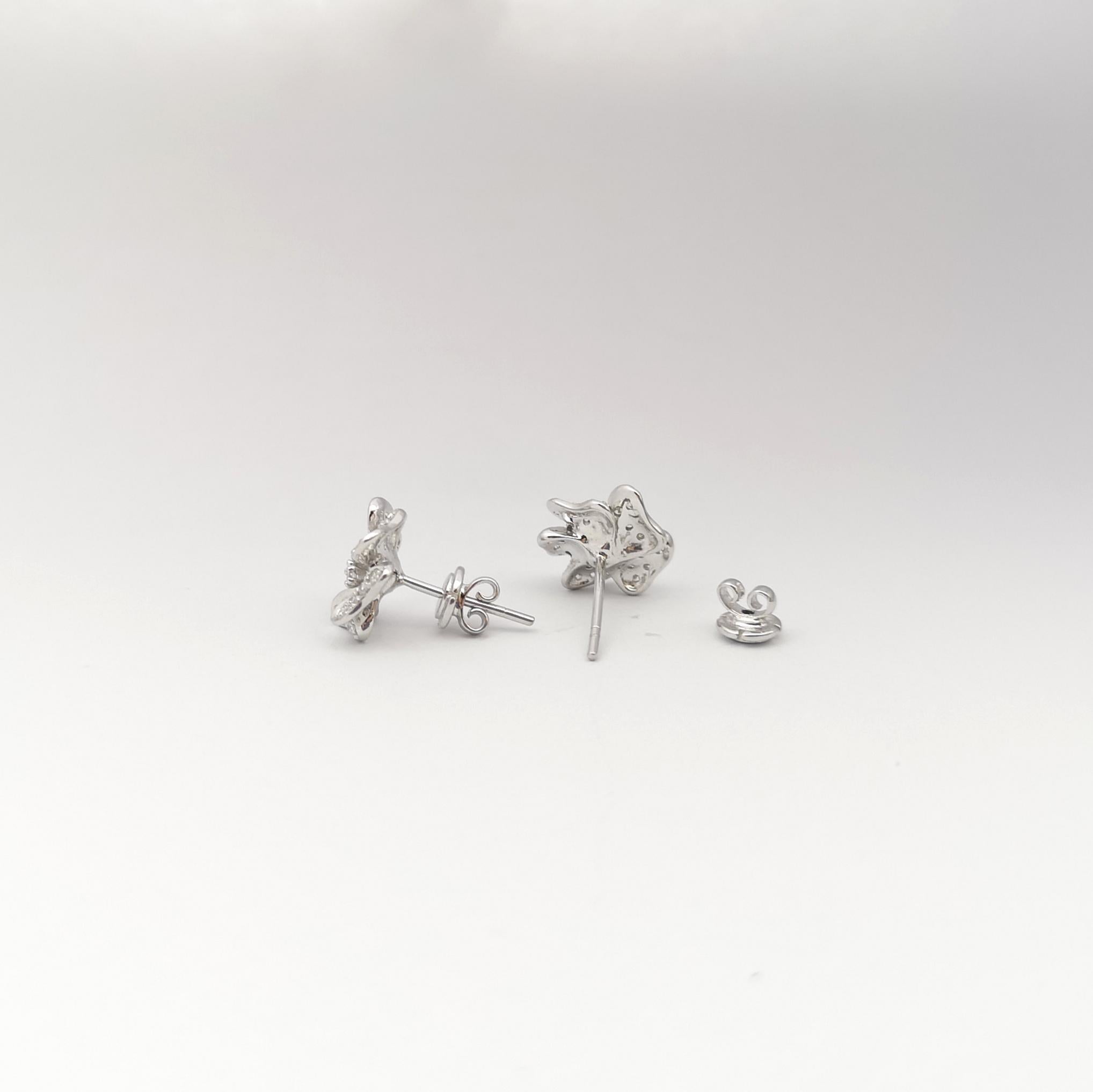 Donna Orecchini con fiori di diamante incastonati in oro bianco 18 carati in vendita