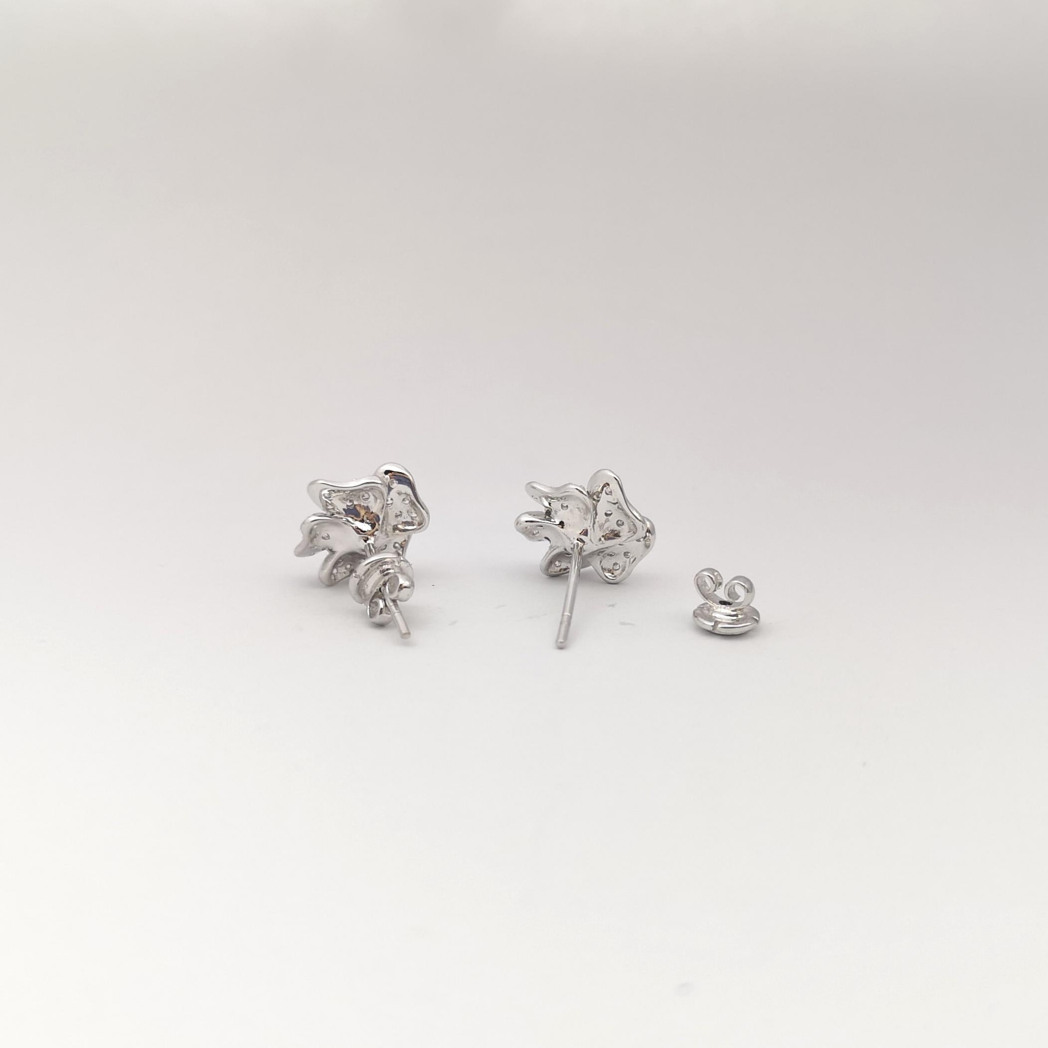 Orecchini con fiori di diamante incastonati in oro bianco 18 carati in vendita 1