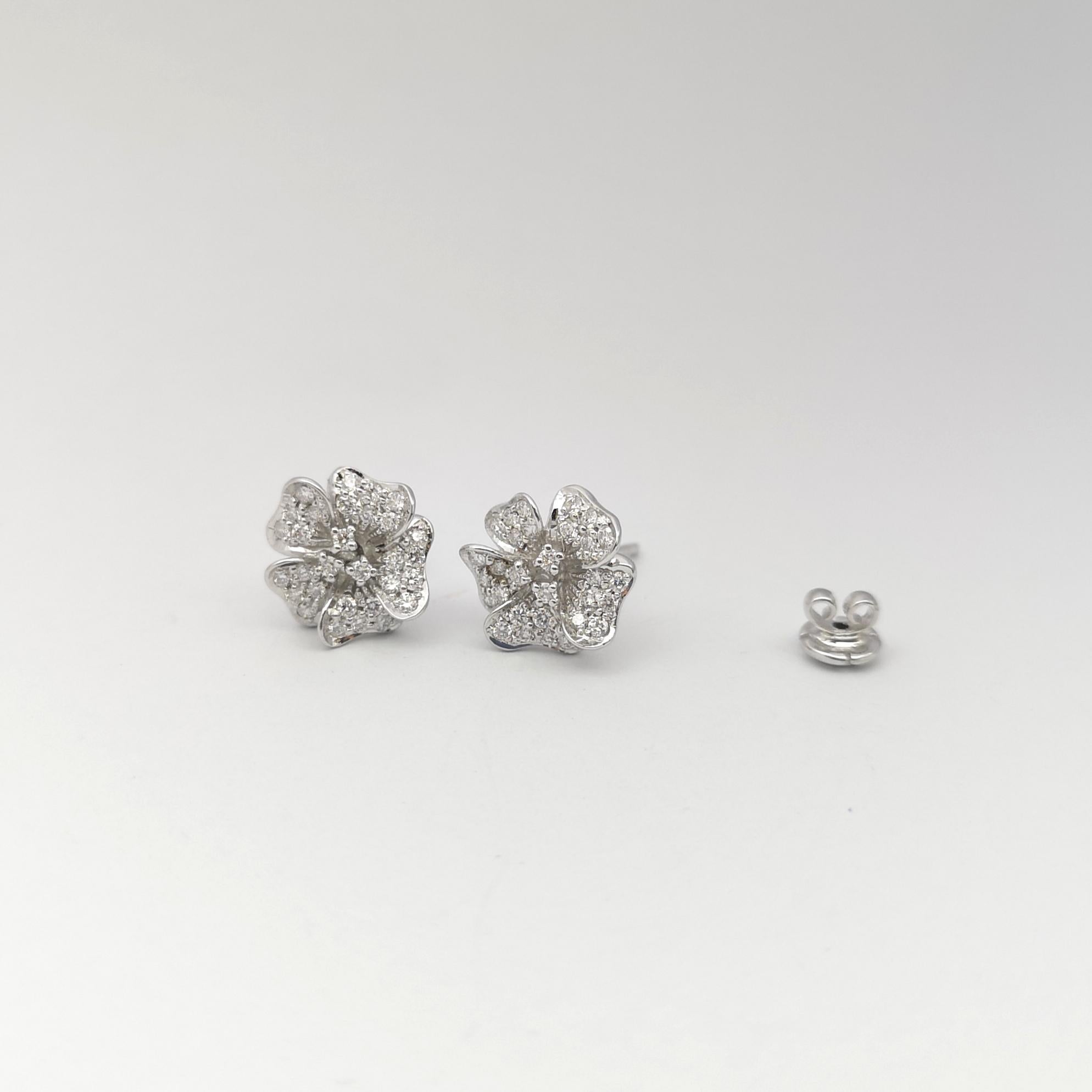 Orecchini con fiori di diamante incastonati in oro bianco 18 carati in vendita 2