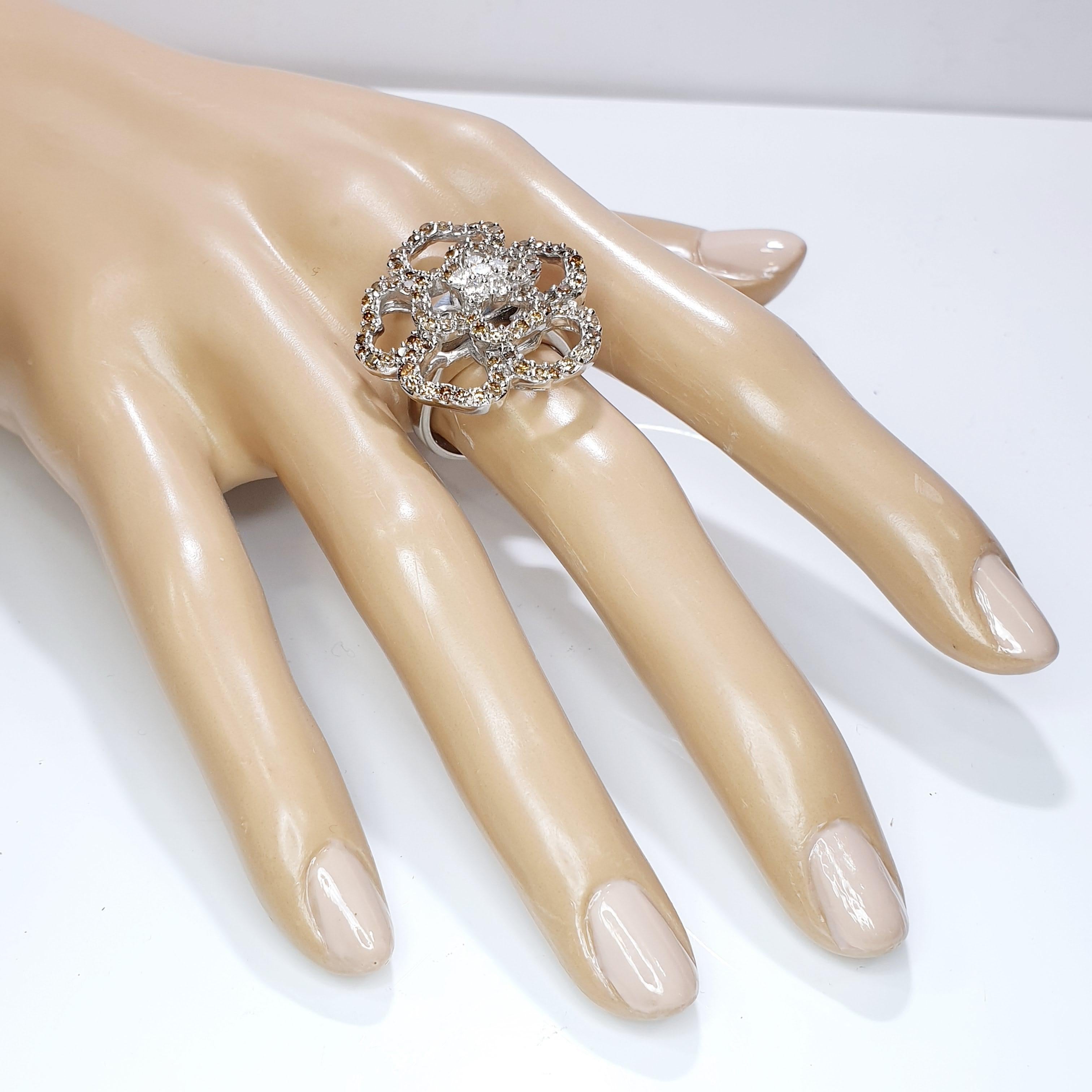 Diamond Flower Engagement Ring In New Condition In Bilbao, ES