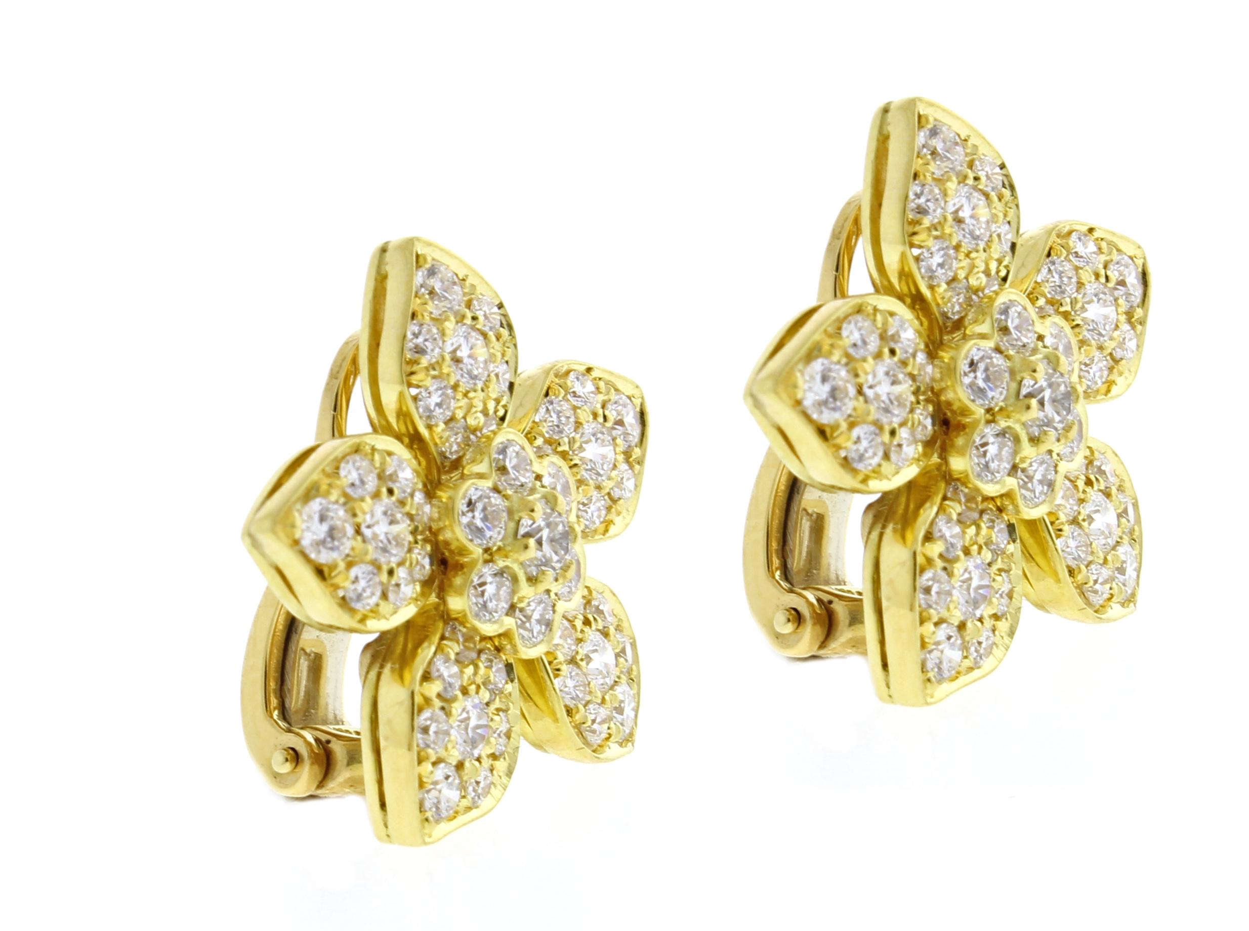 From Pampillonia Jewelers Fiore collection, a pair of diamond flower ear clips. The 18 karat gold earrings contain 49 brilliant diamonds weighing 2.49 carats.
♦ Designer: Pampillonia
♦ Metal: 18 karat
♦ 5/8 of an inch wide
♦ Circa 2018
♦ Packaging: