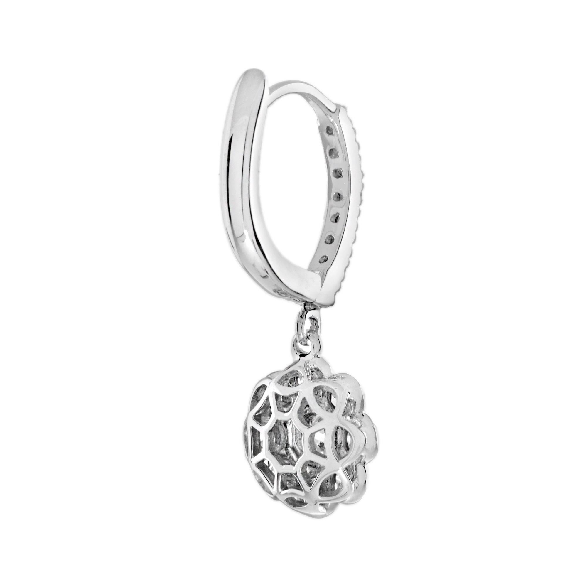 Runde Diamanten bilden die acht Blütenblätter dieser faszinierenden, von Vintage inspirierten Blumenohrringe. Ein 3,5 mm großer, runder Diamant ist in der Mitte des Blumendesigns gefasst. Dies ist ein Gänseblümchen-Ohrring im edwardianischen Stil,