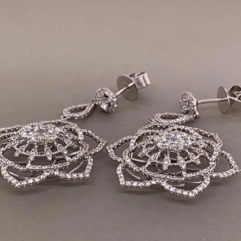 Diamond Flower Gold Drop Earrings In New Condition In Beverly Hills, CA